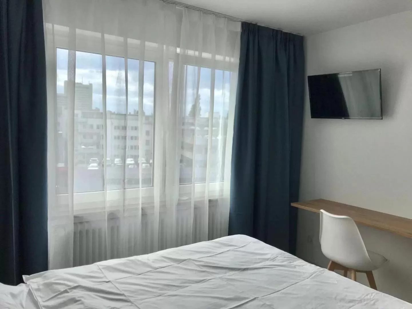 Street view, Bed in Hotel 83