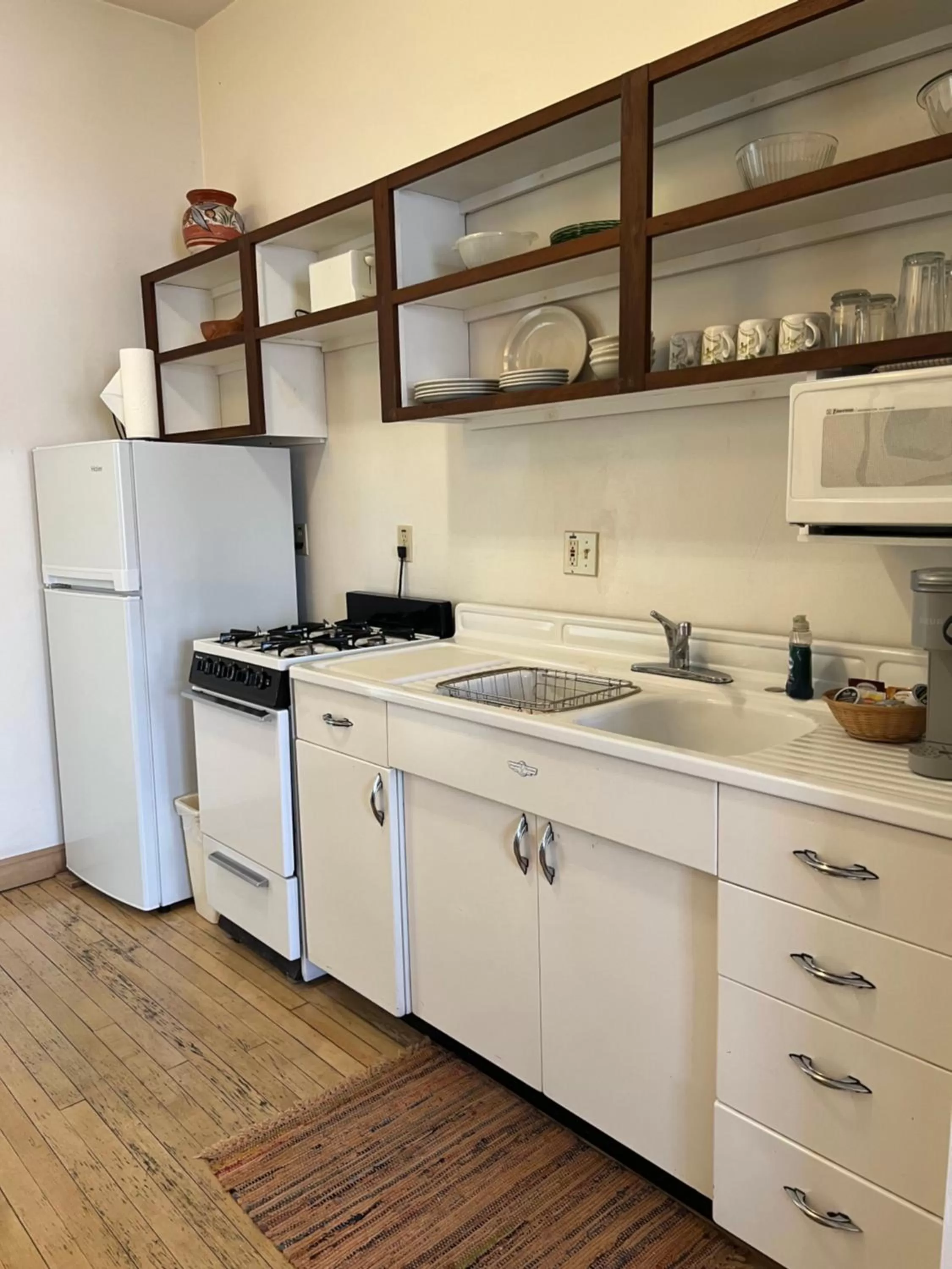 Kitchen or kitchenette in Canyon Rose Suites