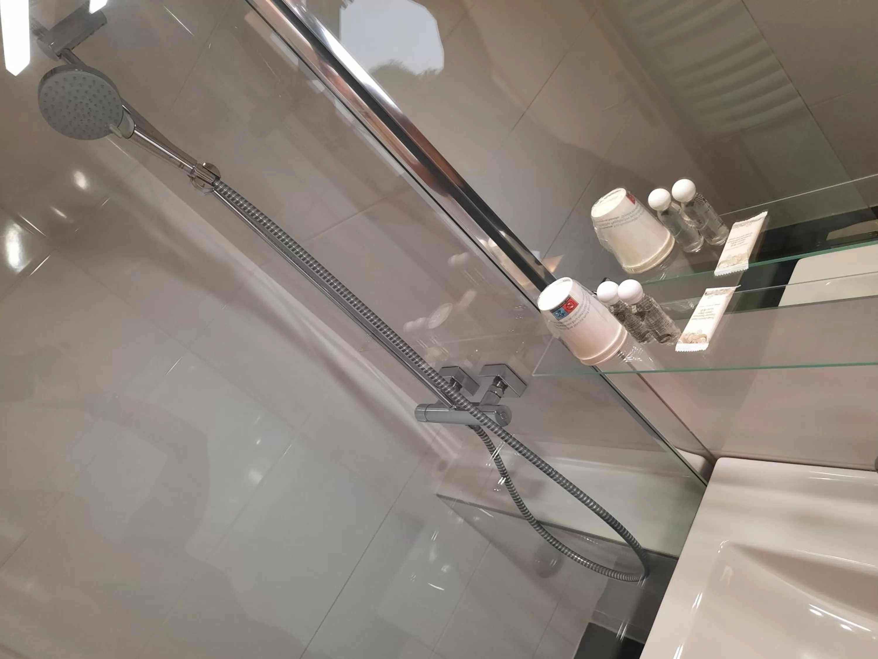 Shower in Hôtel du Midi