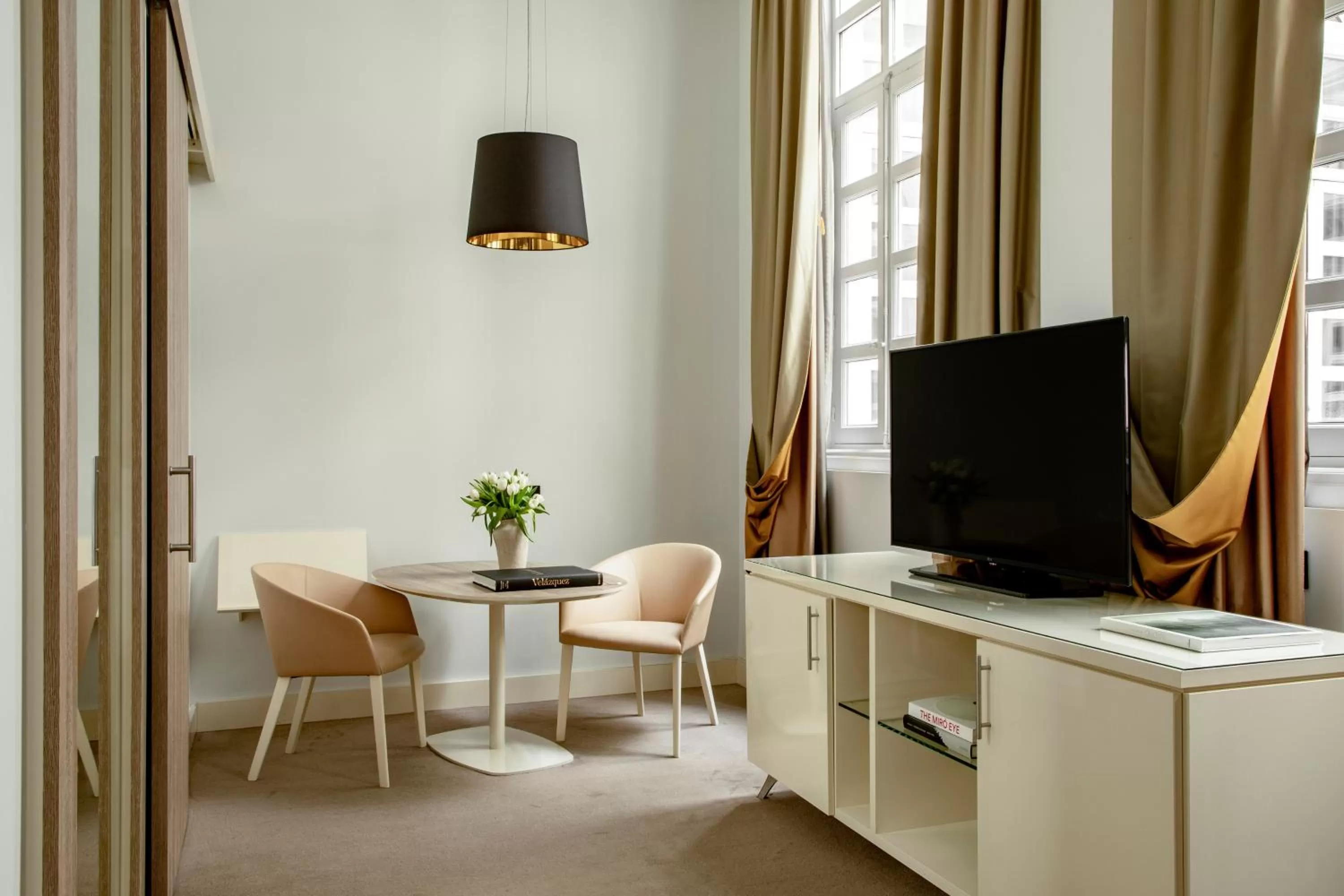 TV and multimedia in Palacio de los Duques Gran Meliá - The Leading Hotels of the World