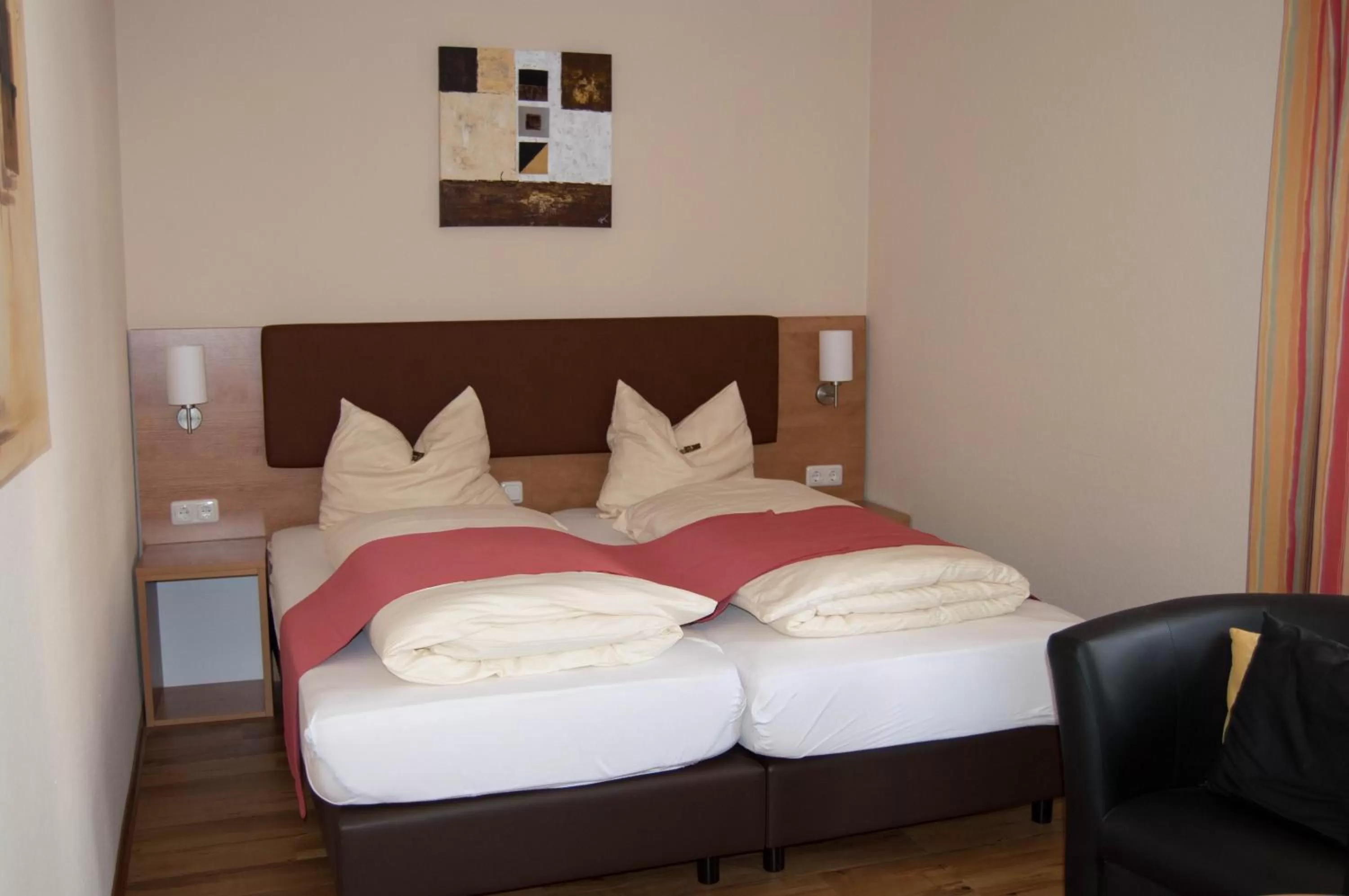 Property building, Bed in Hotel Restaurant Zum Schwan