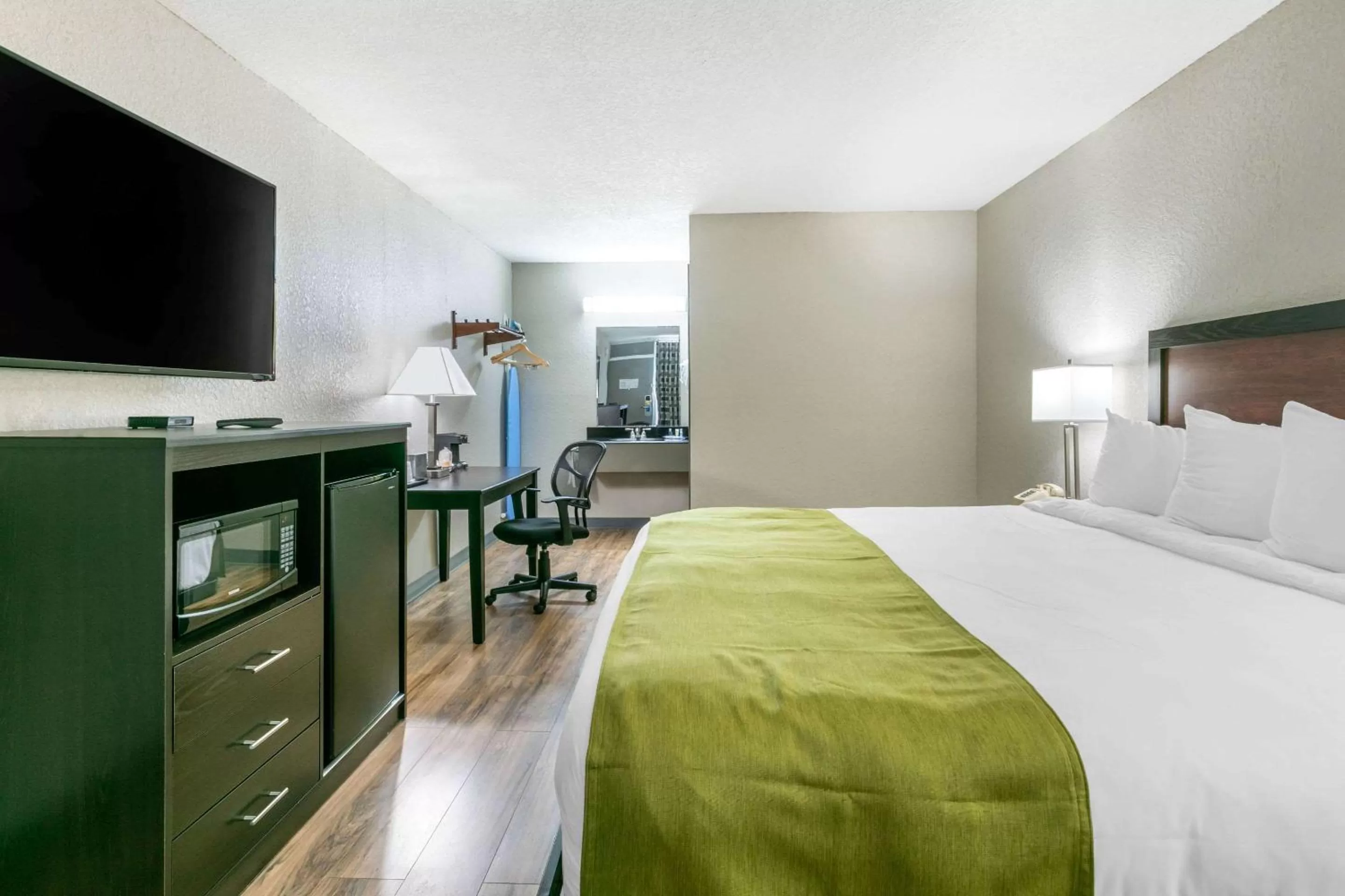 Photo of the whole room in Rodeway Inn Kingston Springs