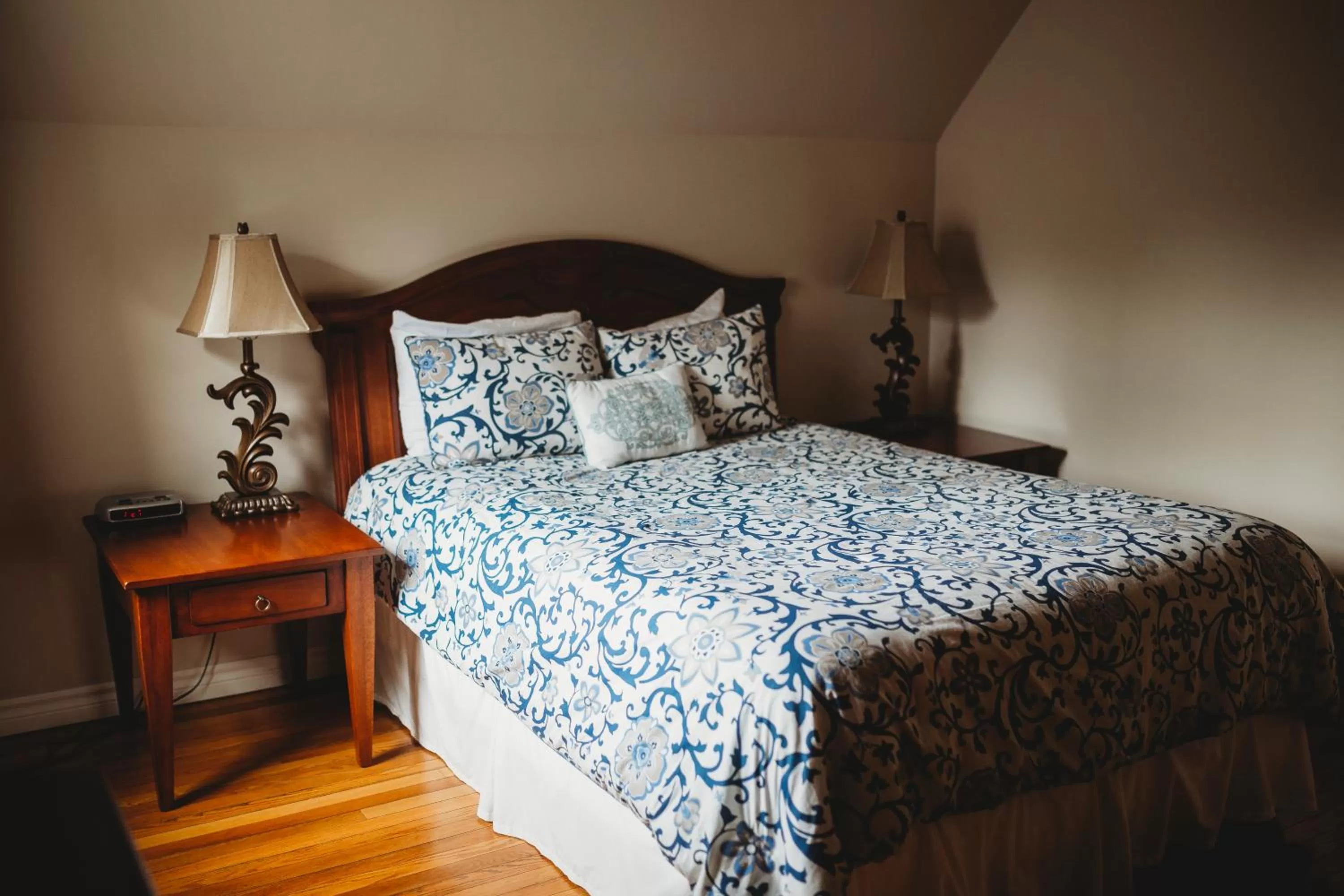 Bedroom, Bed in Carriage House Inn Four and a Half Stars