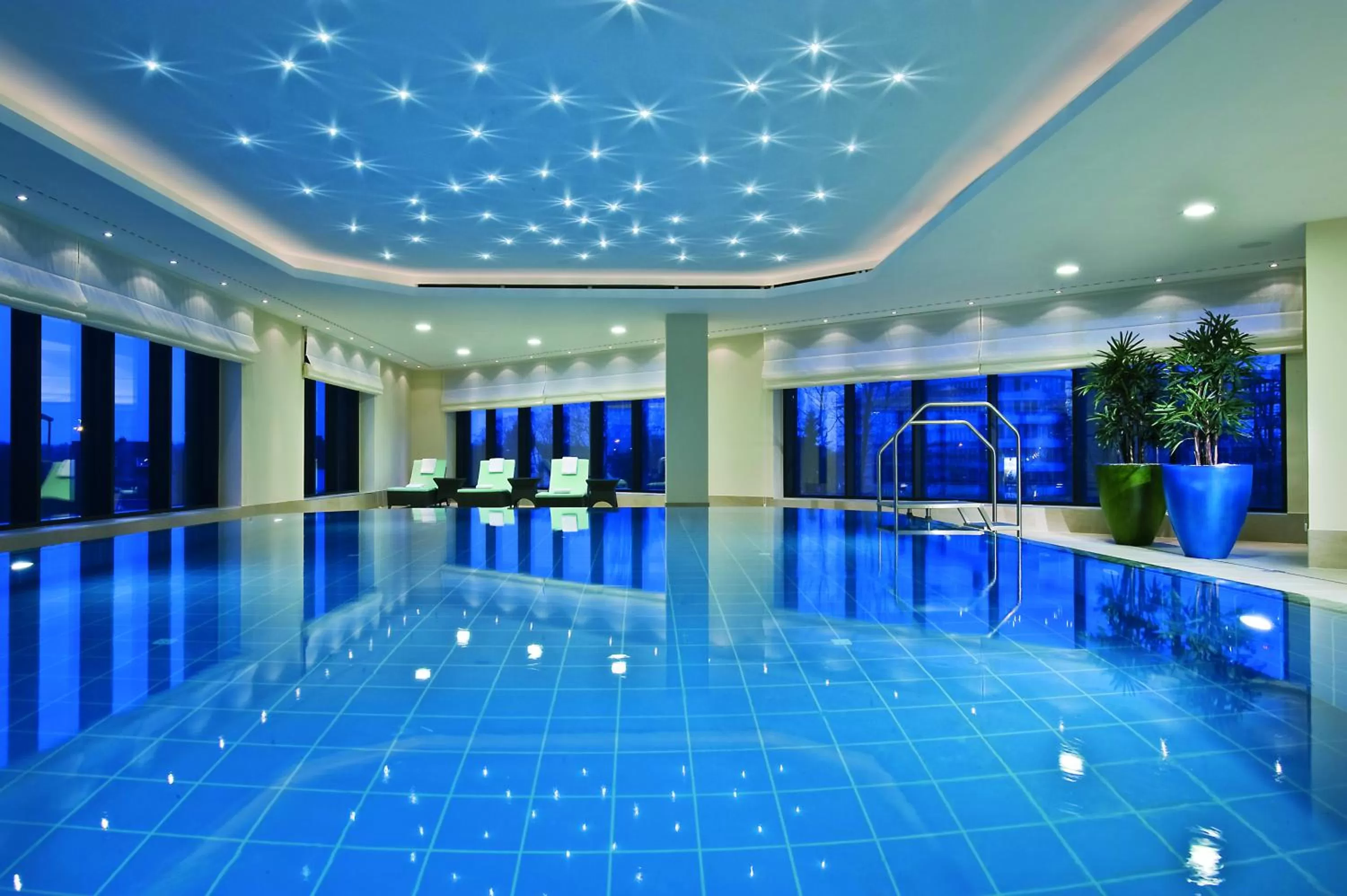 Swimming pool in Maritim Hotel Düsseldorf