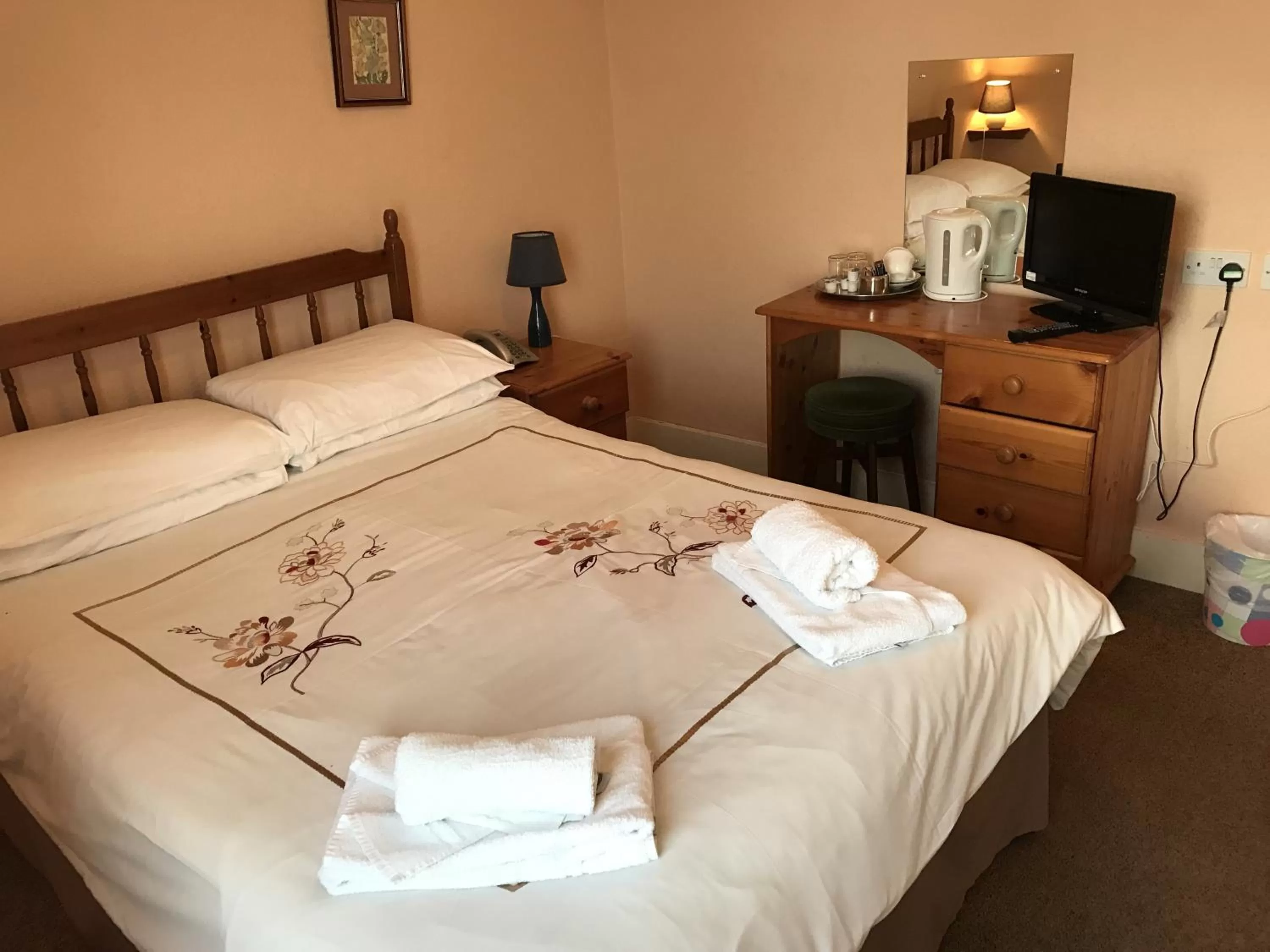 Bedroom, Bed in Westgate Hotel