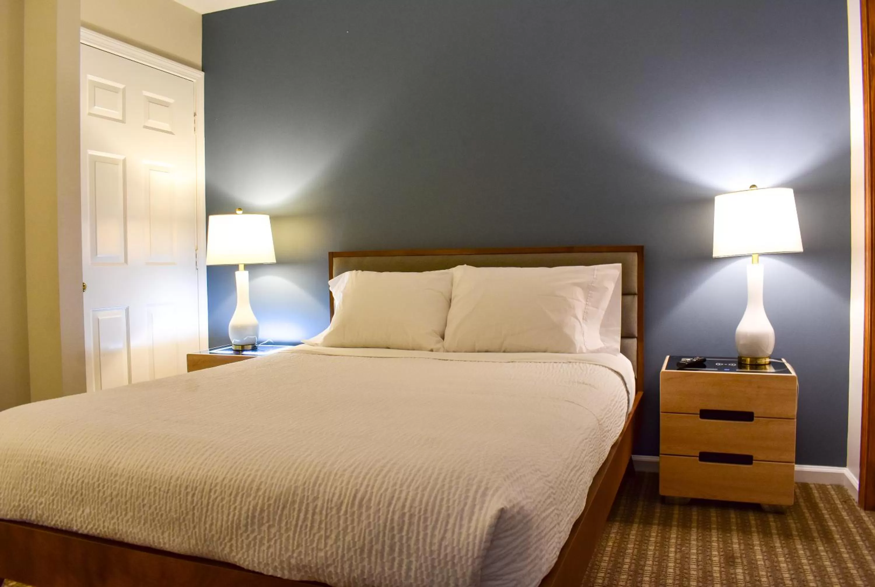 Bed in The Central Downtown Inn Suites