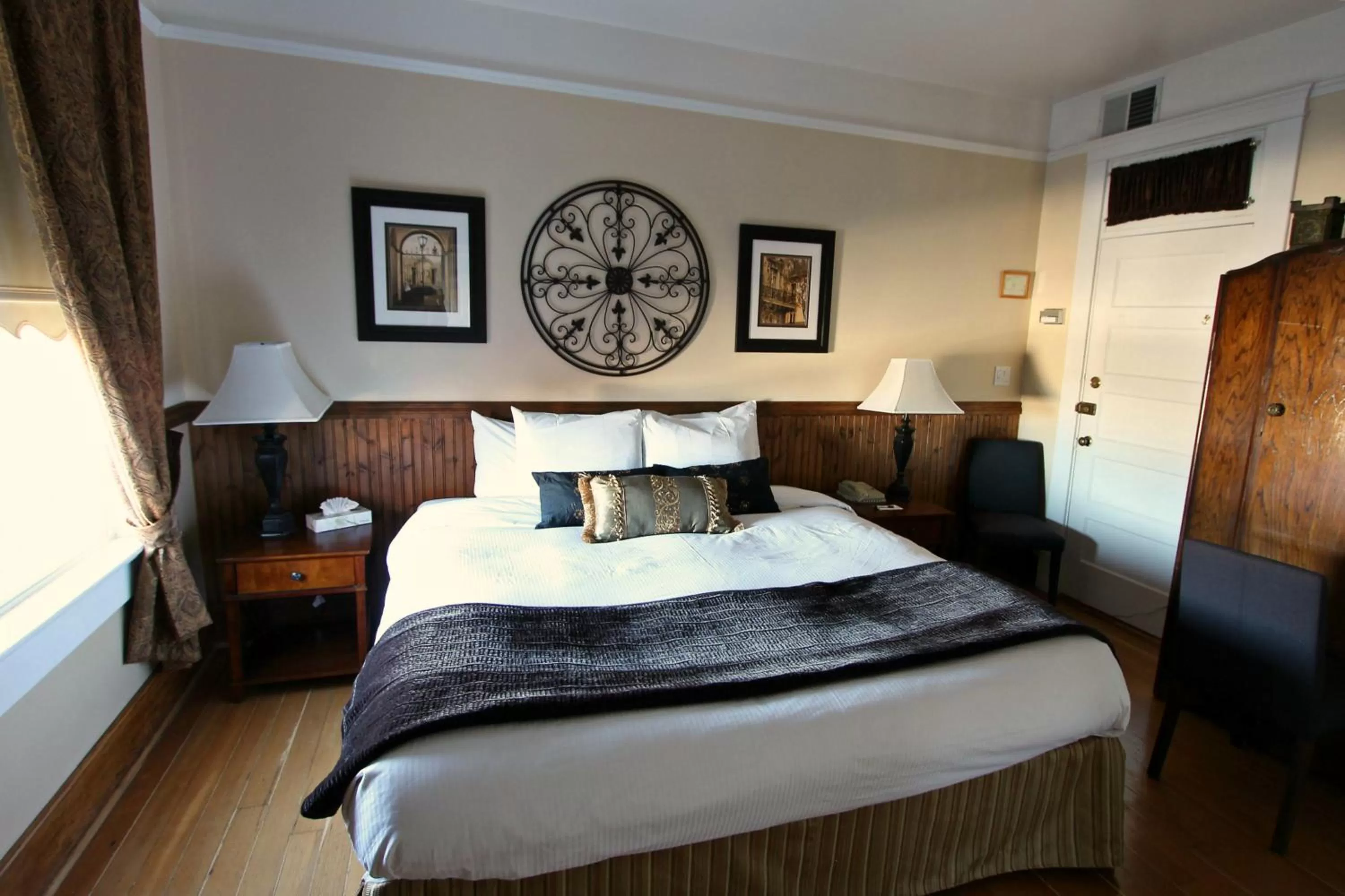 Bedroom, Bed in Royal Hotel Chilliwack