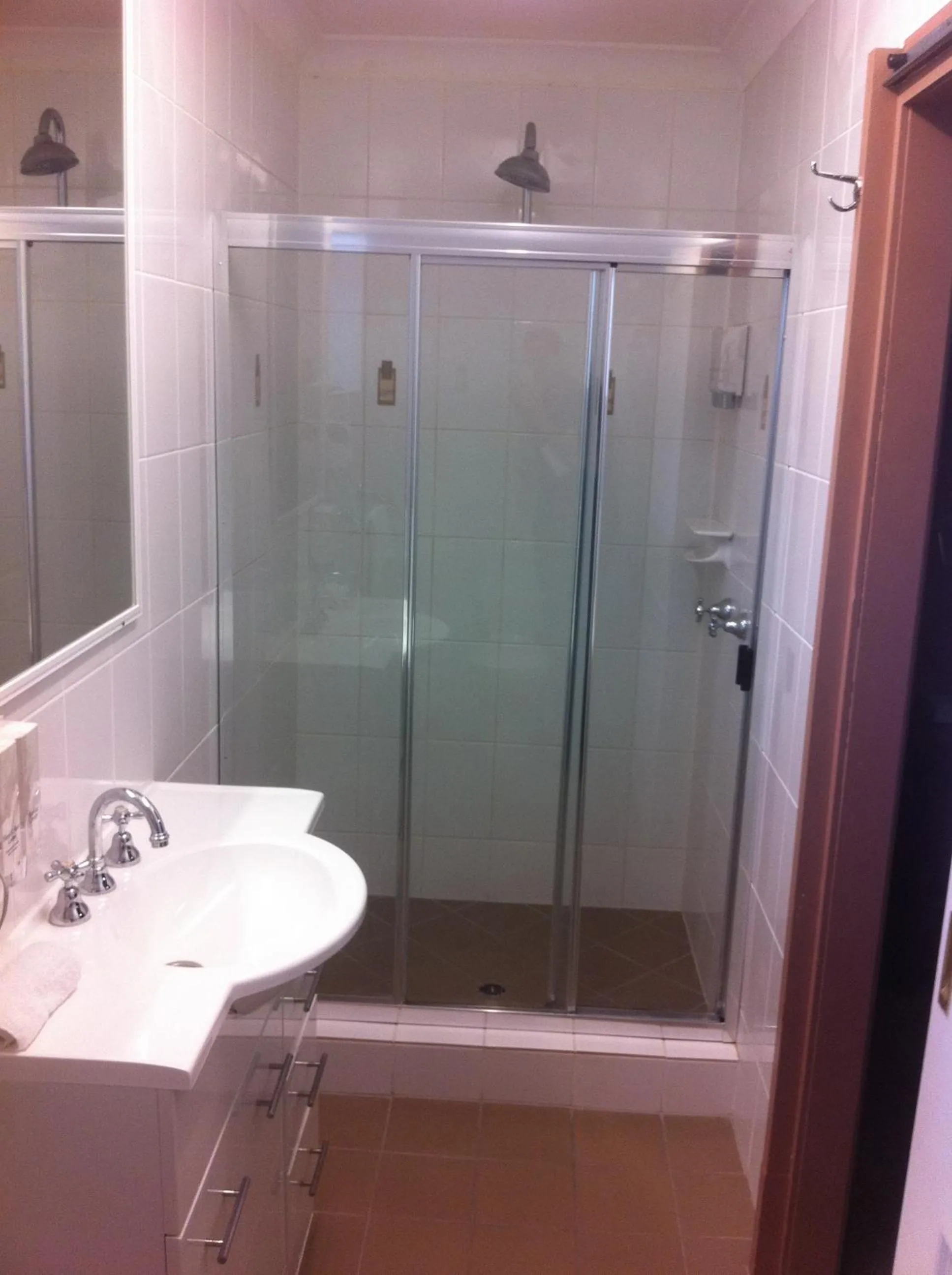 Bathroom in Centrepoint Motor Inn