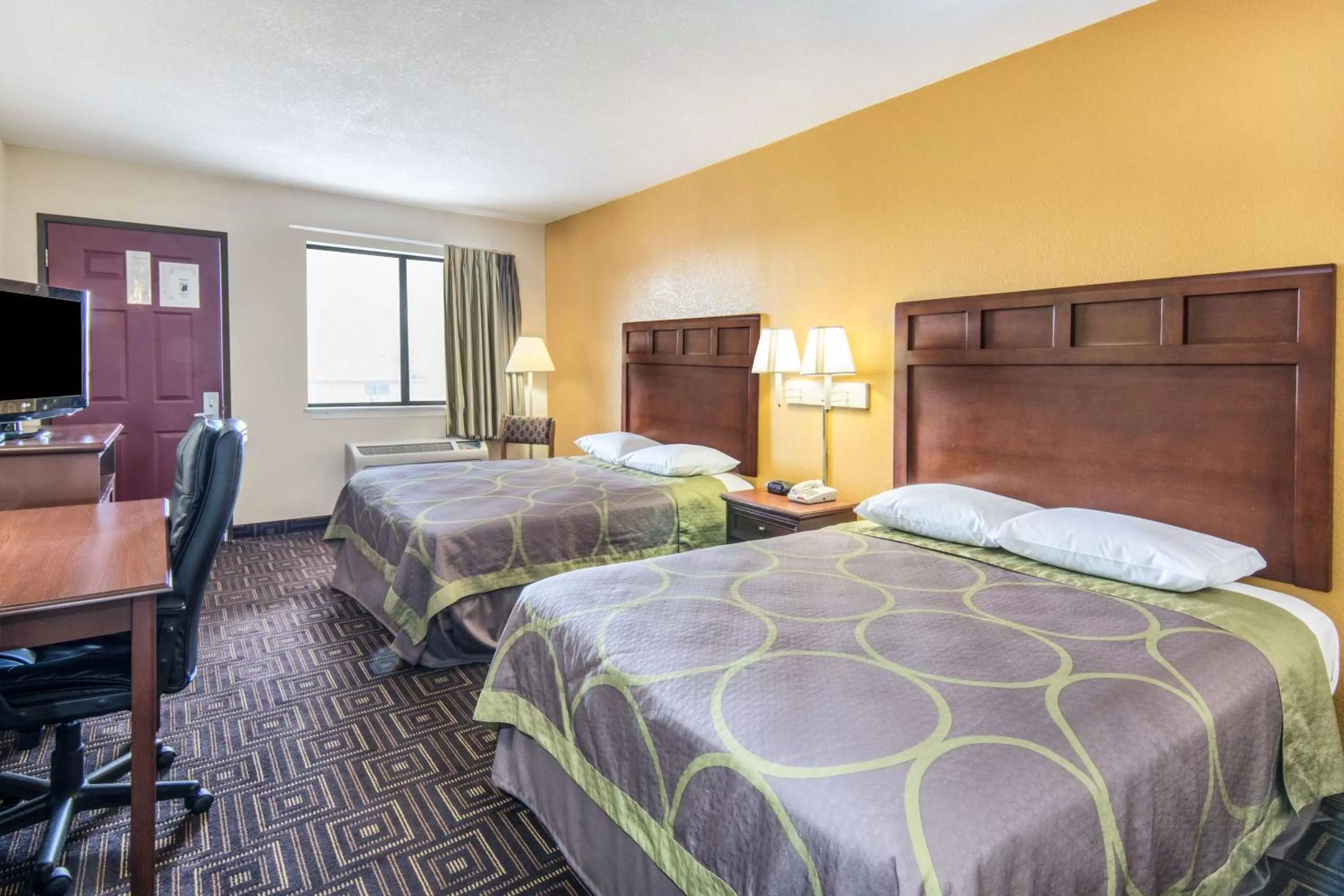 Photo of the whole room, Bed in Super 8 by Wyndham Seguin