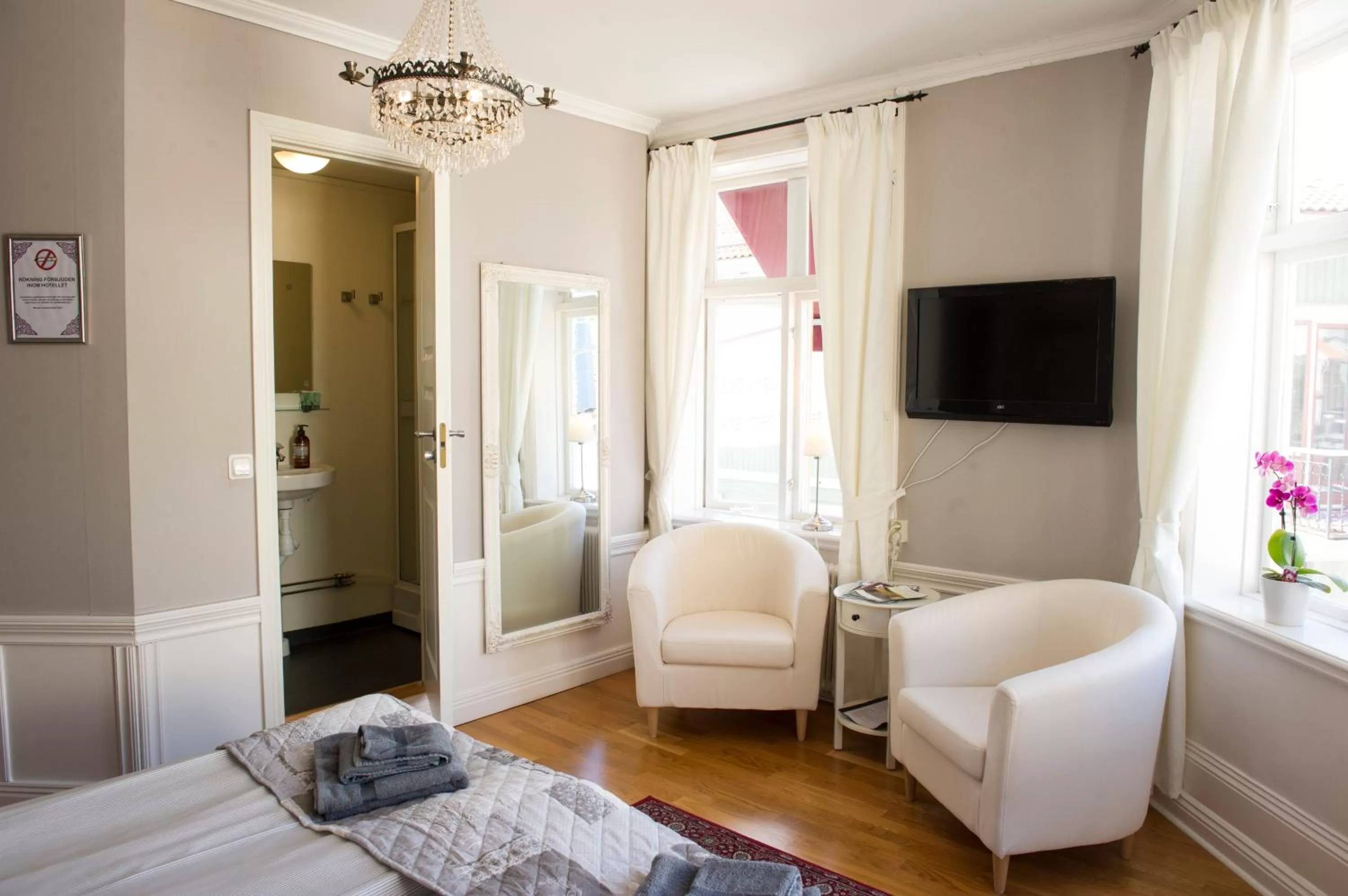 Bathroom, TV/Entertainment Center in Lilla Hotellet i Nora