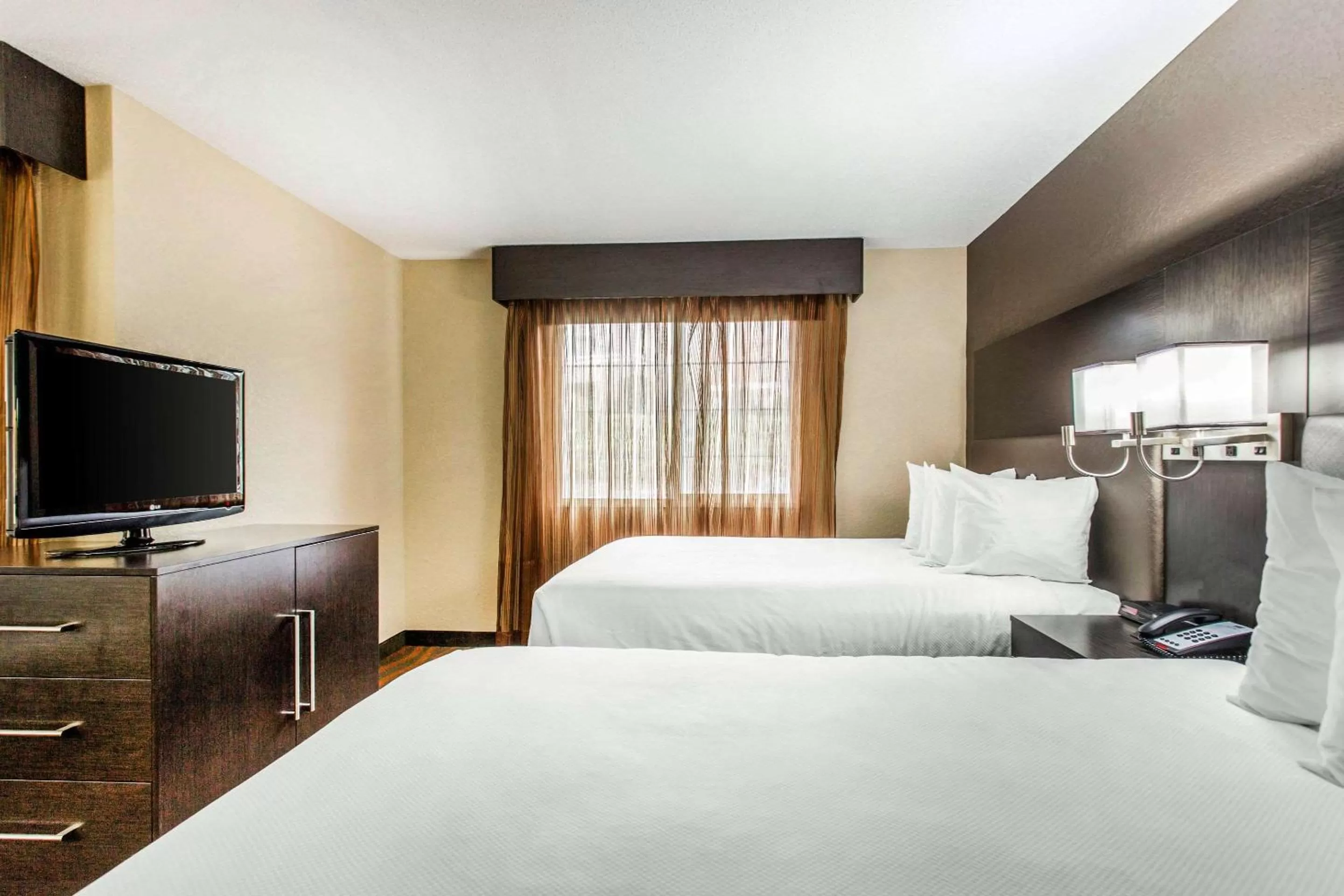 Photo of the whole room, Bed in MainStay Suites Greenville Airport