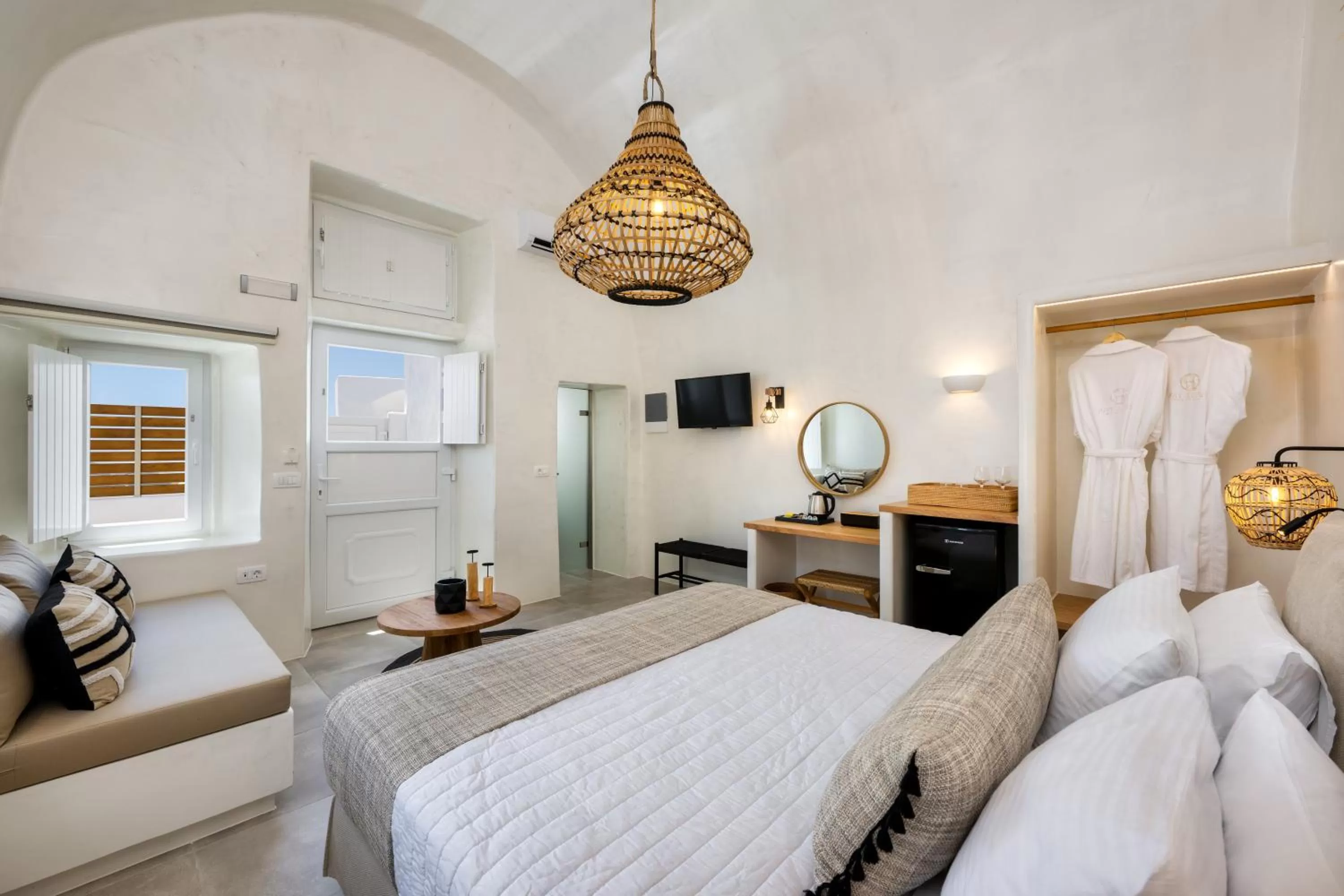 Photo of the whole room, Bed in Hill Suites