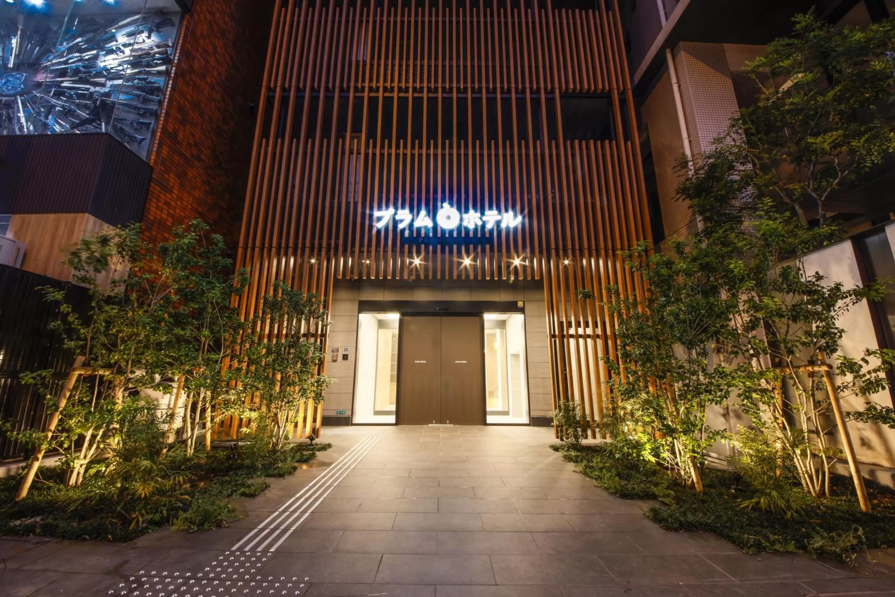 Facade/entrance in Plum Hotel