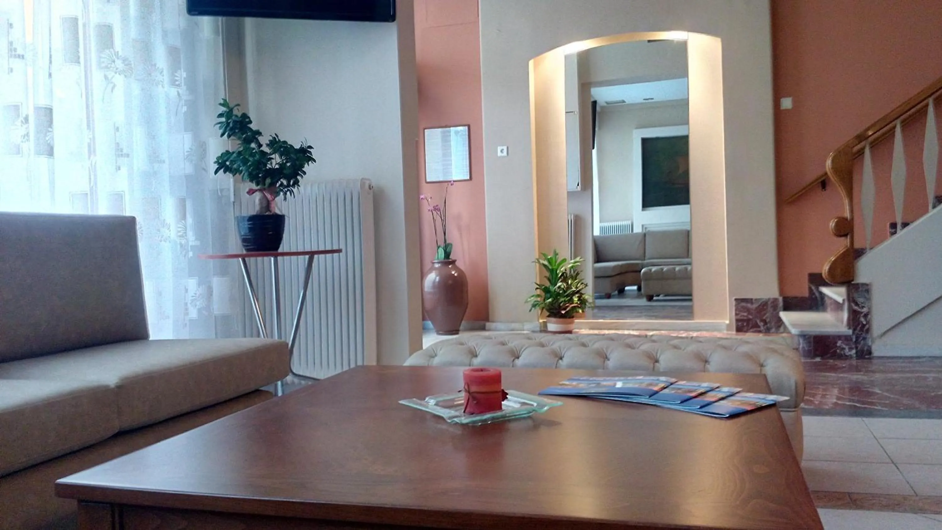 Communal lounge/ TV room in Hôtel Argo