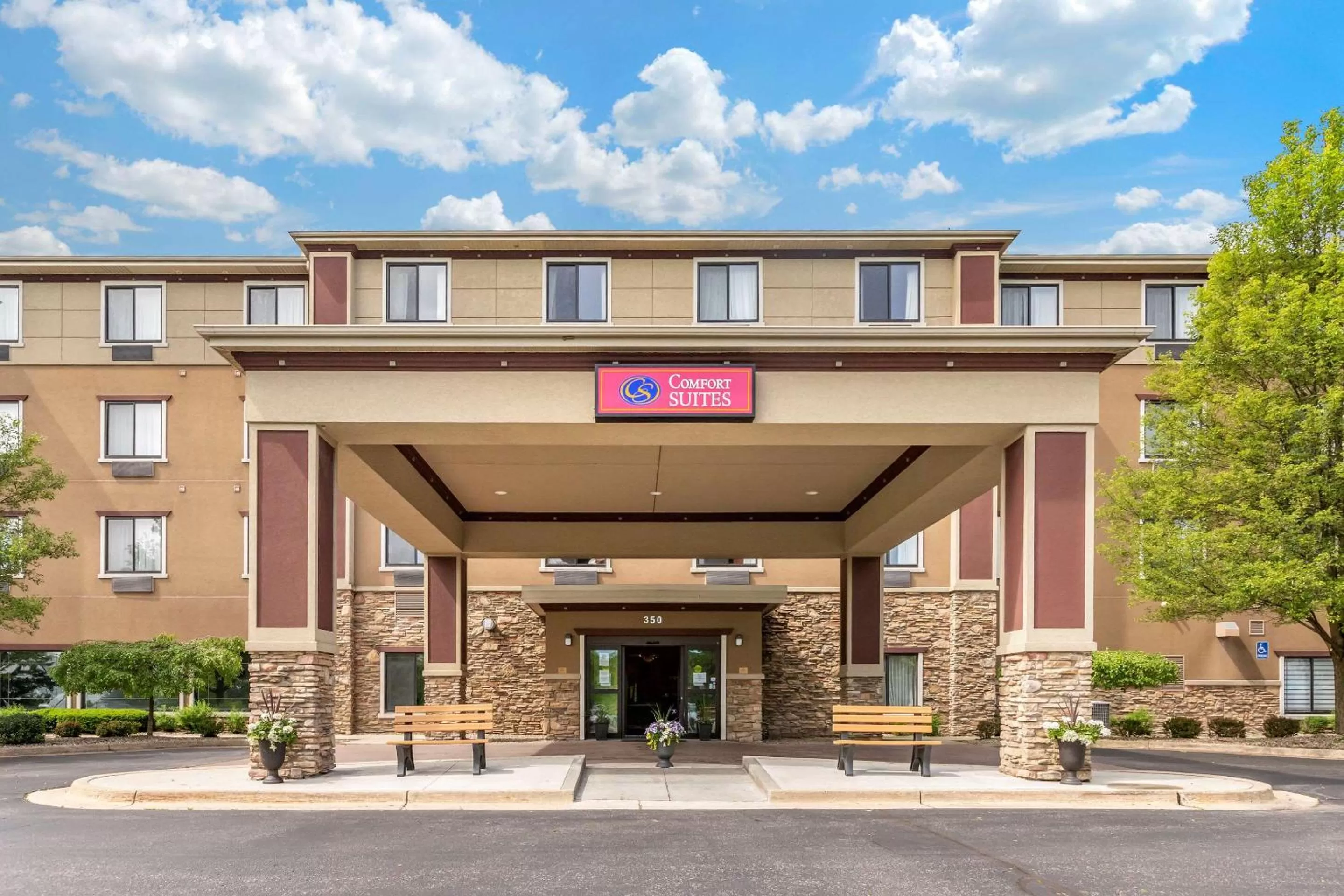 Property building in Comfort Suites Grand Rapids North