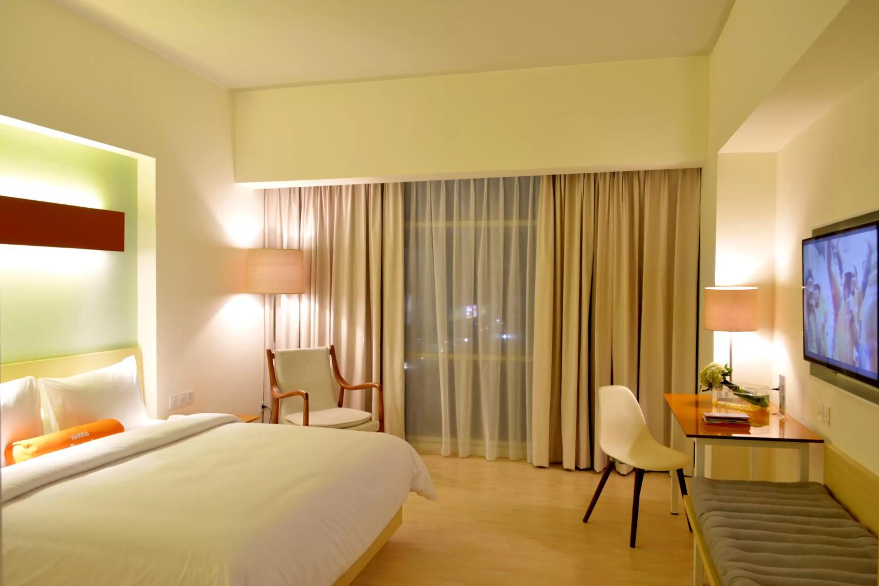Bed in HARRIS Hotel & Conventions Bekasi