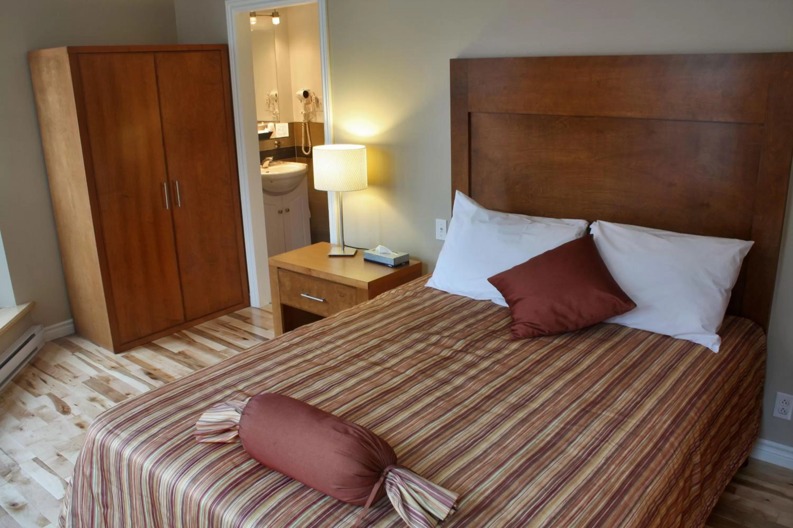 Bed in Hotel Quartier des Spectacles