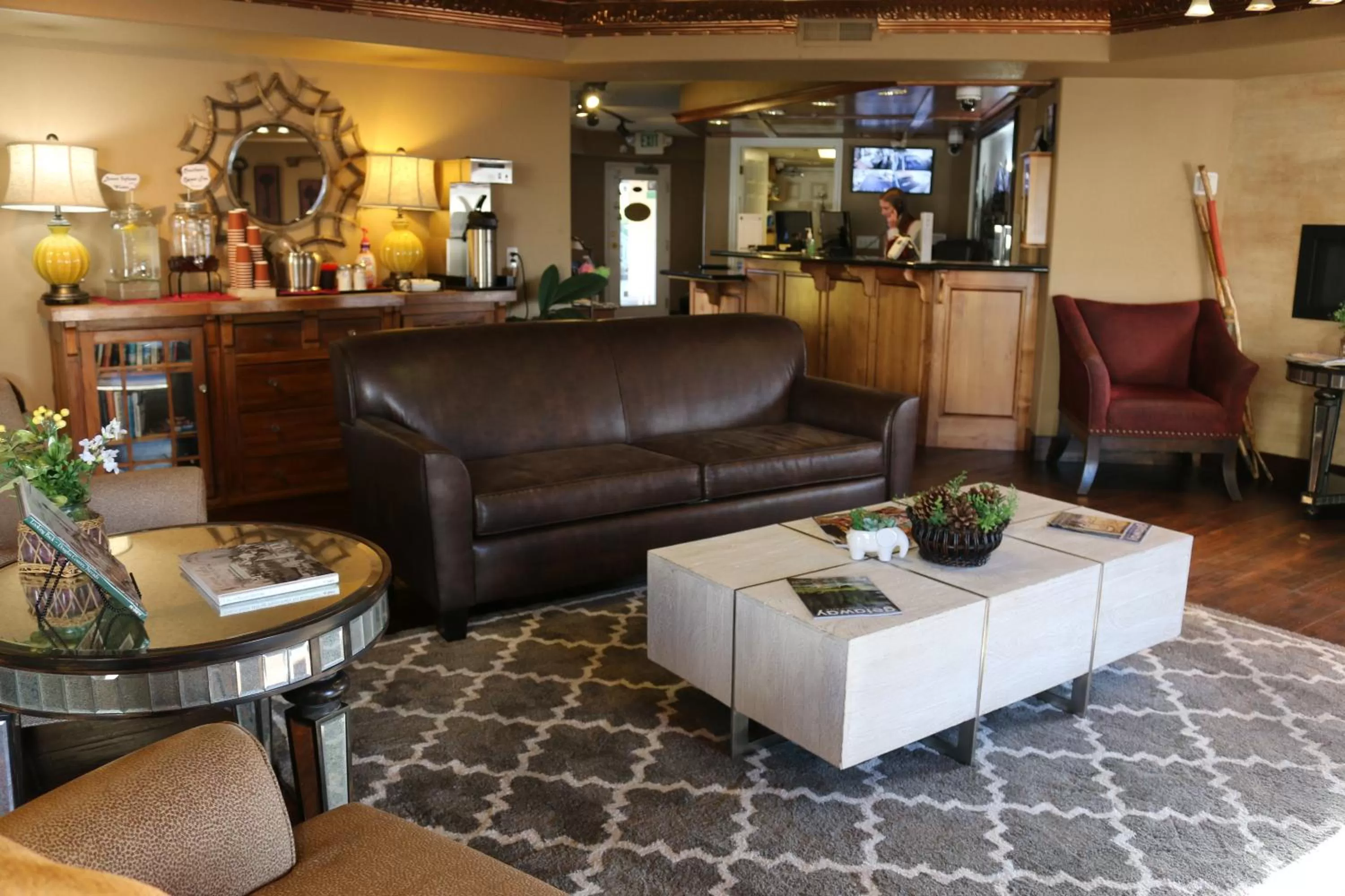 Communal lounge/ TV room in Historian Inn