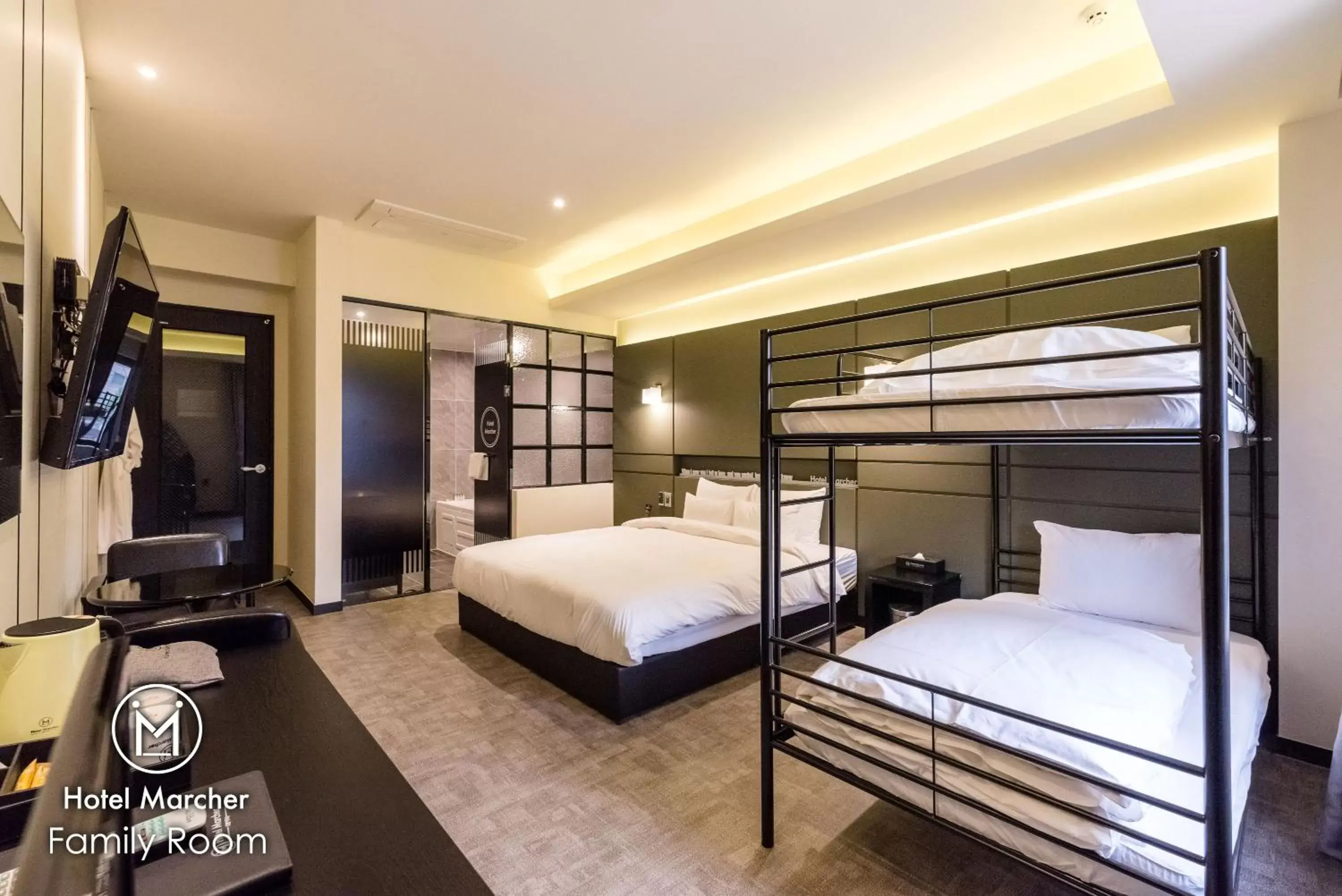 Family Room with Bath in Hotel Marcher Family Room with Bath in Hotel Marcher