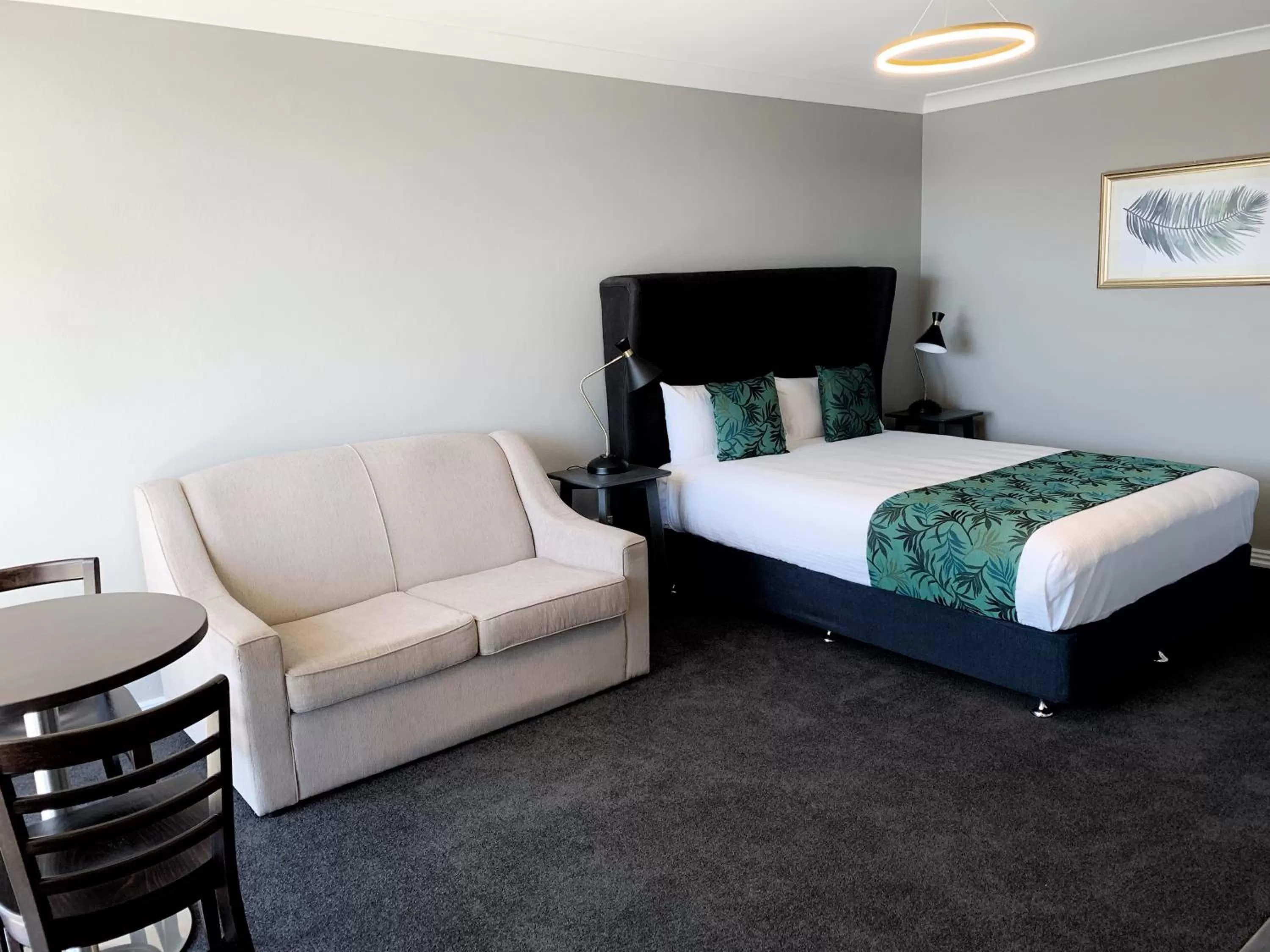 Bedroom, Bed in Cascades Motor Inn