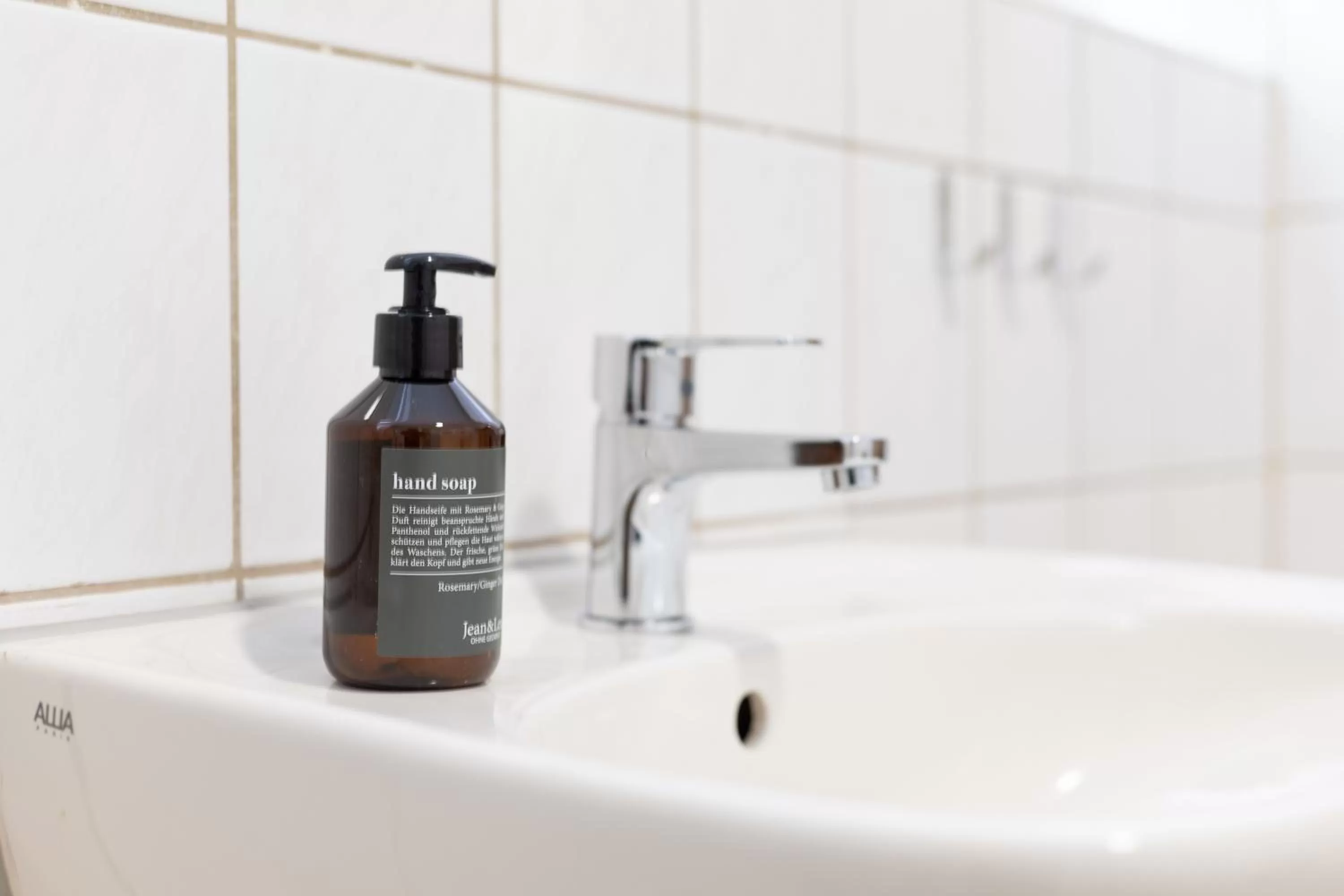 Bathroom in Ko-Living Space an der Oper - Street Art Design Apartments