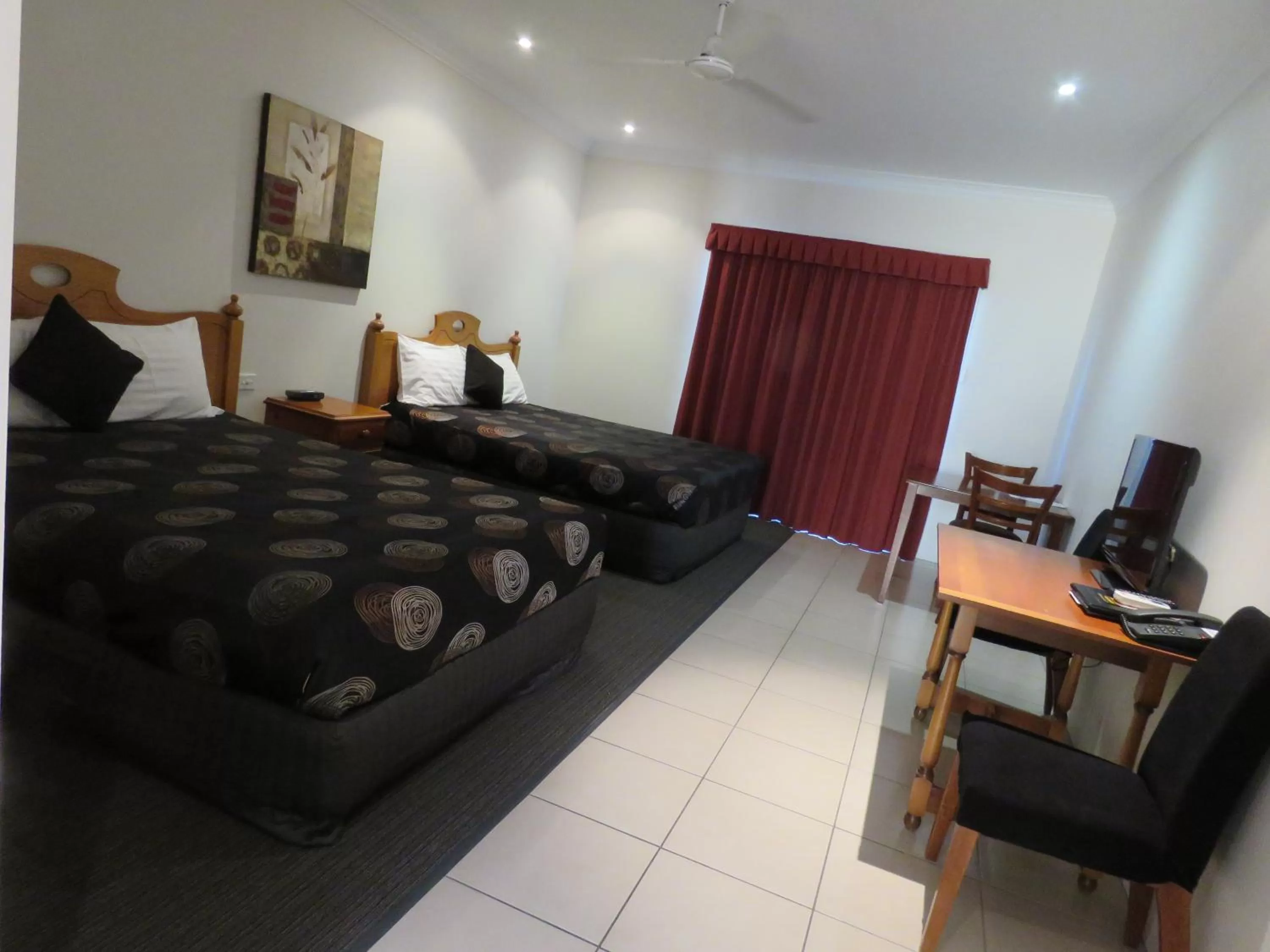 Bed in Emerald Gardens Motel & Apartments