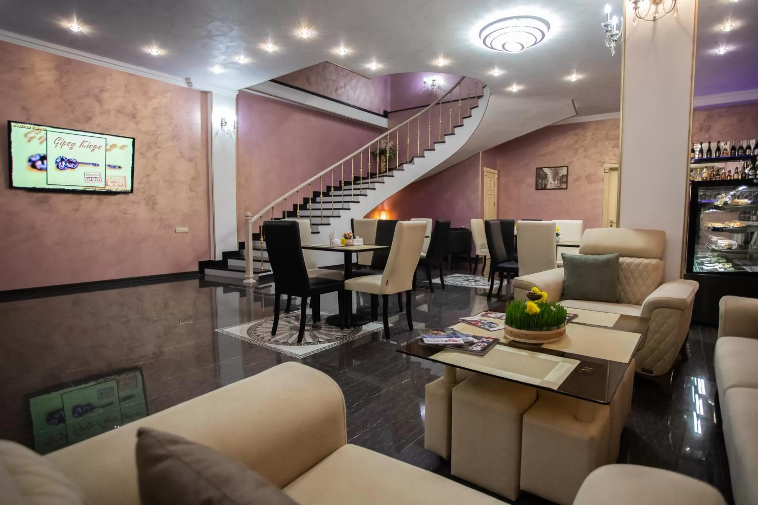 Restaurant/Places to Eat in Nork Hotel