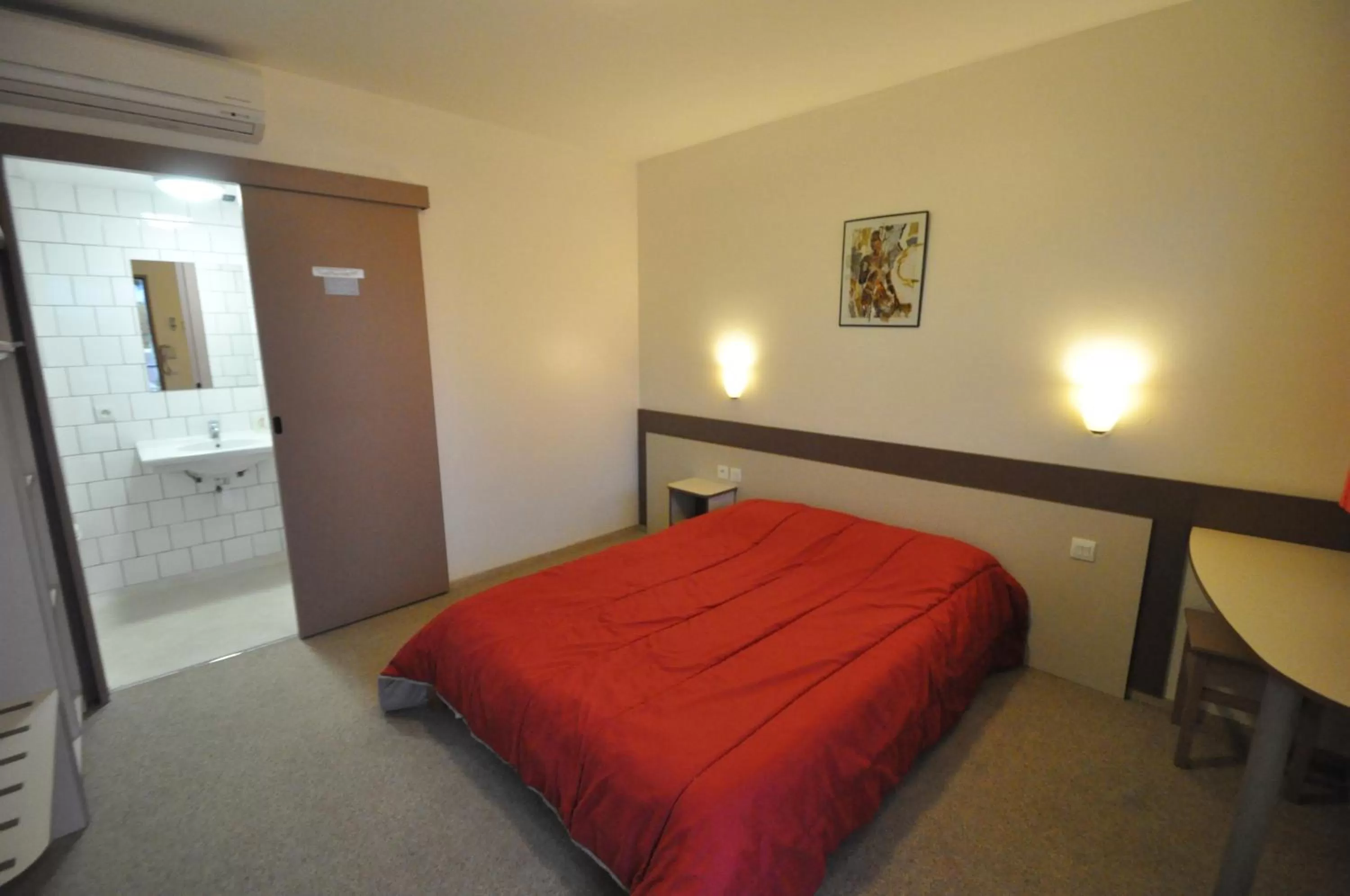 Shower, Bed in Hôtel Eco Chic