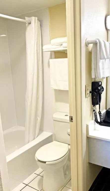 Toilet in Roadstar Hotel Zephyrhills