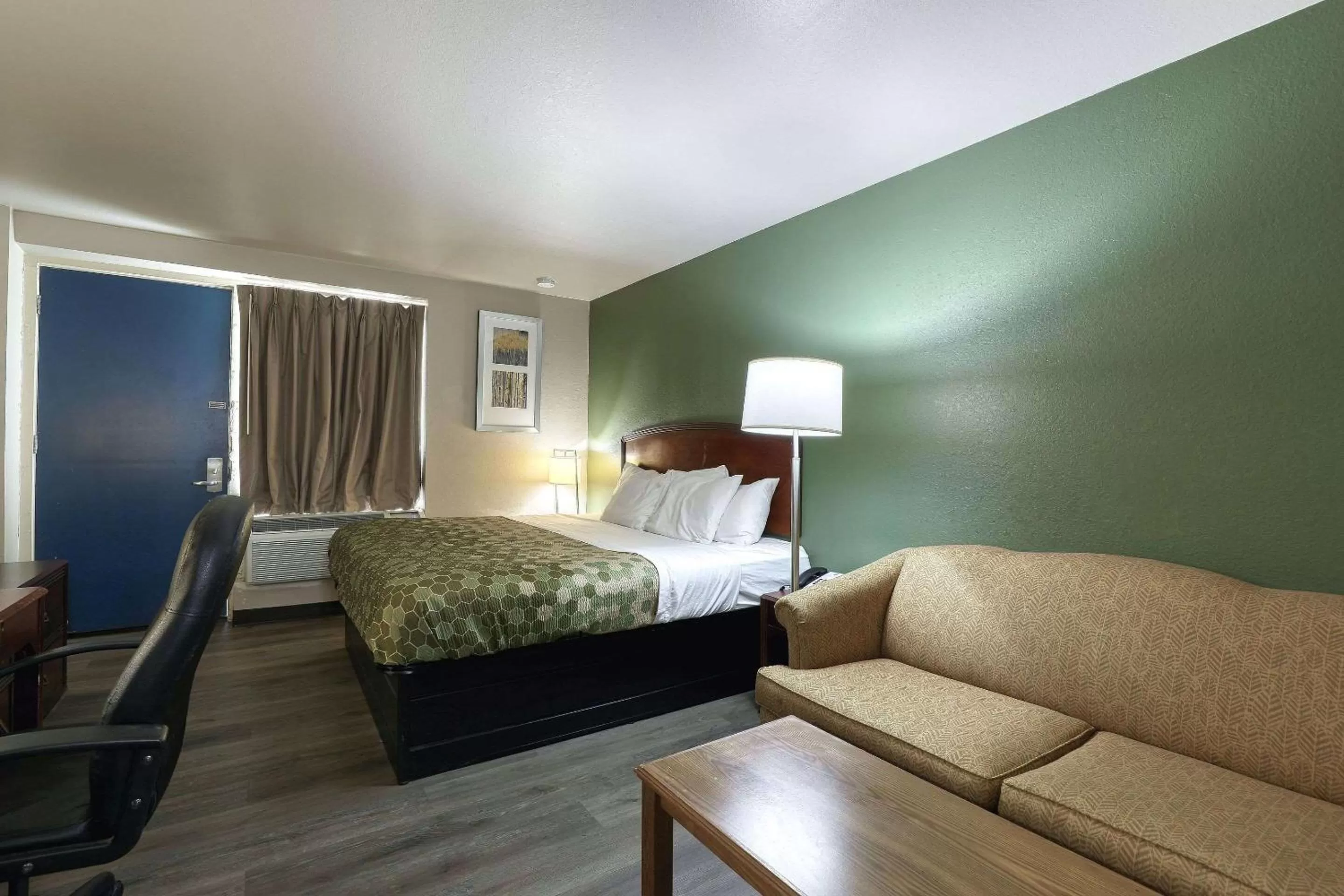 Bedroom, Bed in Suburban Studios Neenah-Appleton