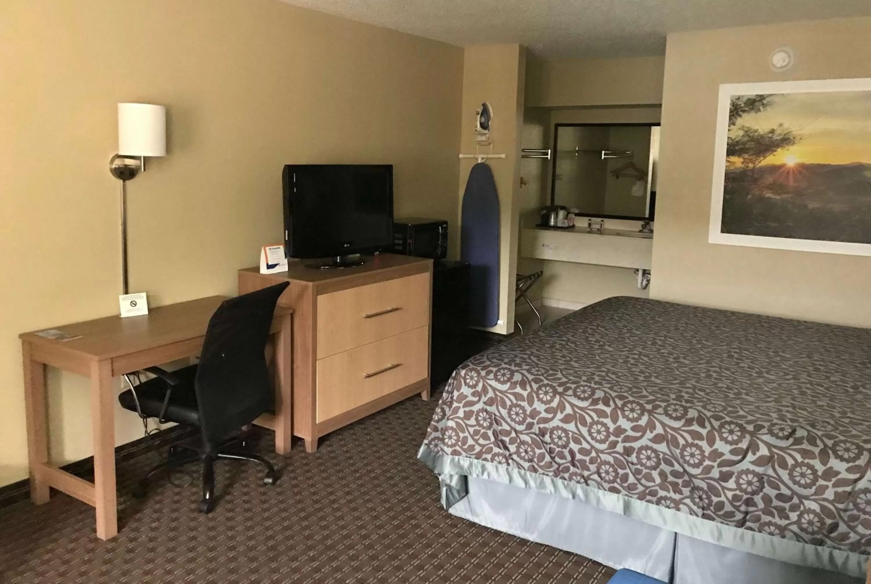 King Room with Bath Tub - Mobility Accessible/Non-Smoking in Days Inn By Wyndham Lexington-Columbia