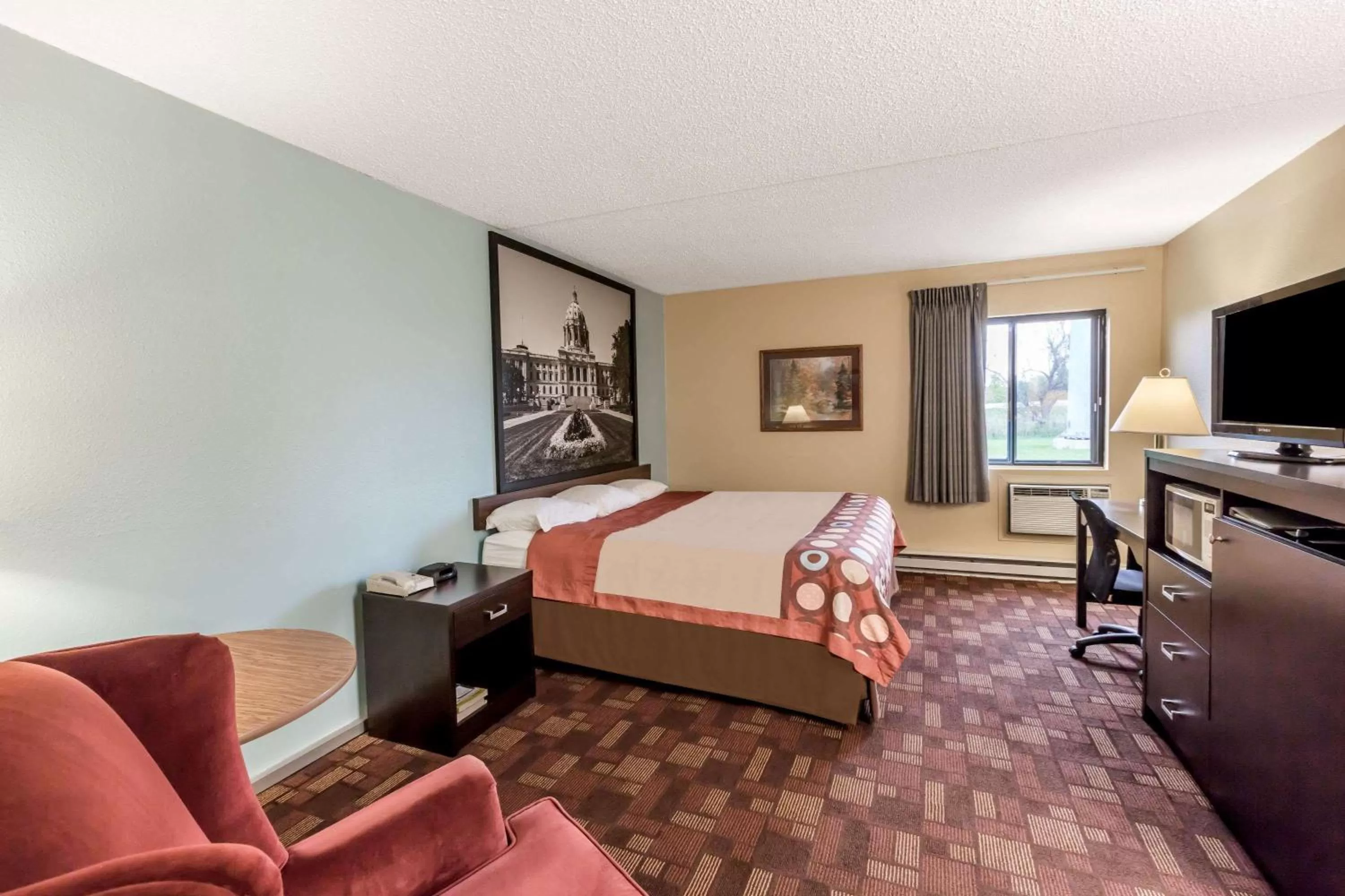Photo of the whole room, Bed in Super 8 by Wyndham Luverne