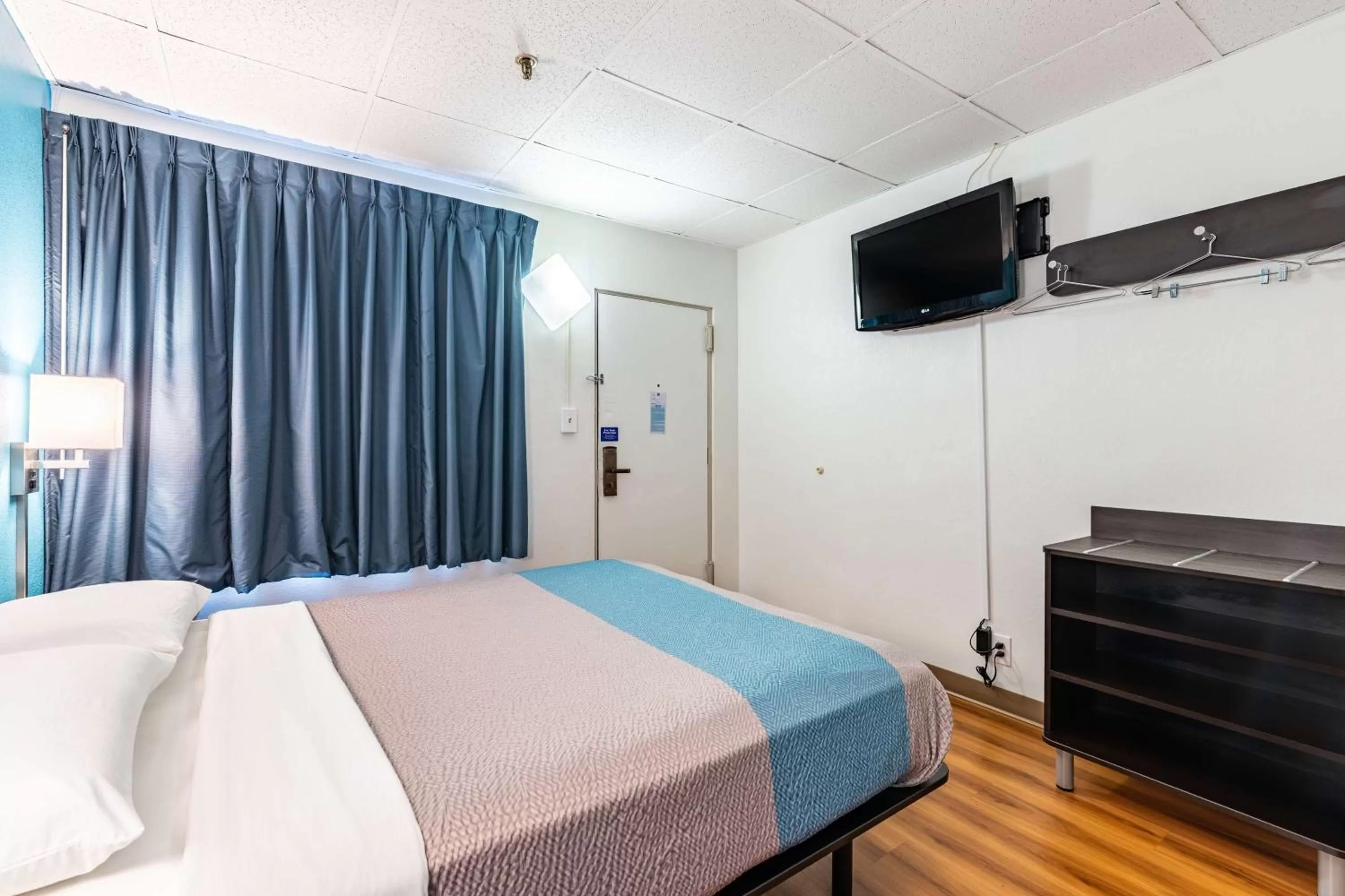 Photo of the whole room, Bed in Motel 6-Elmsford, NY - White Plains