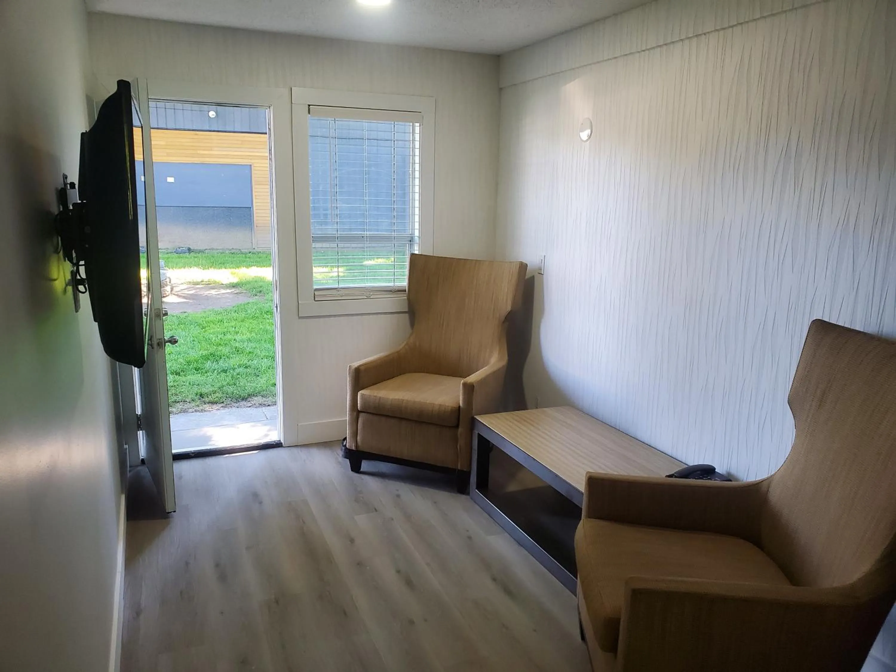 Seating area in Alpine Inn Abbotsford