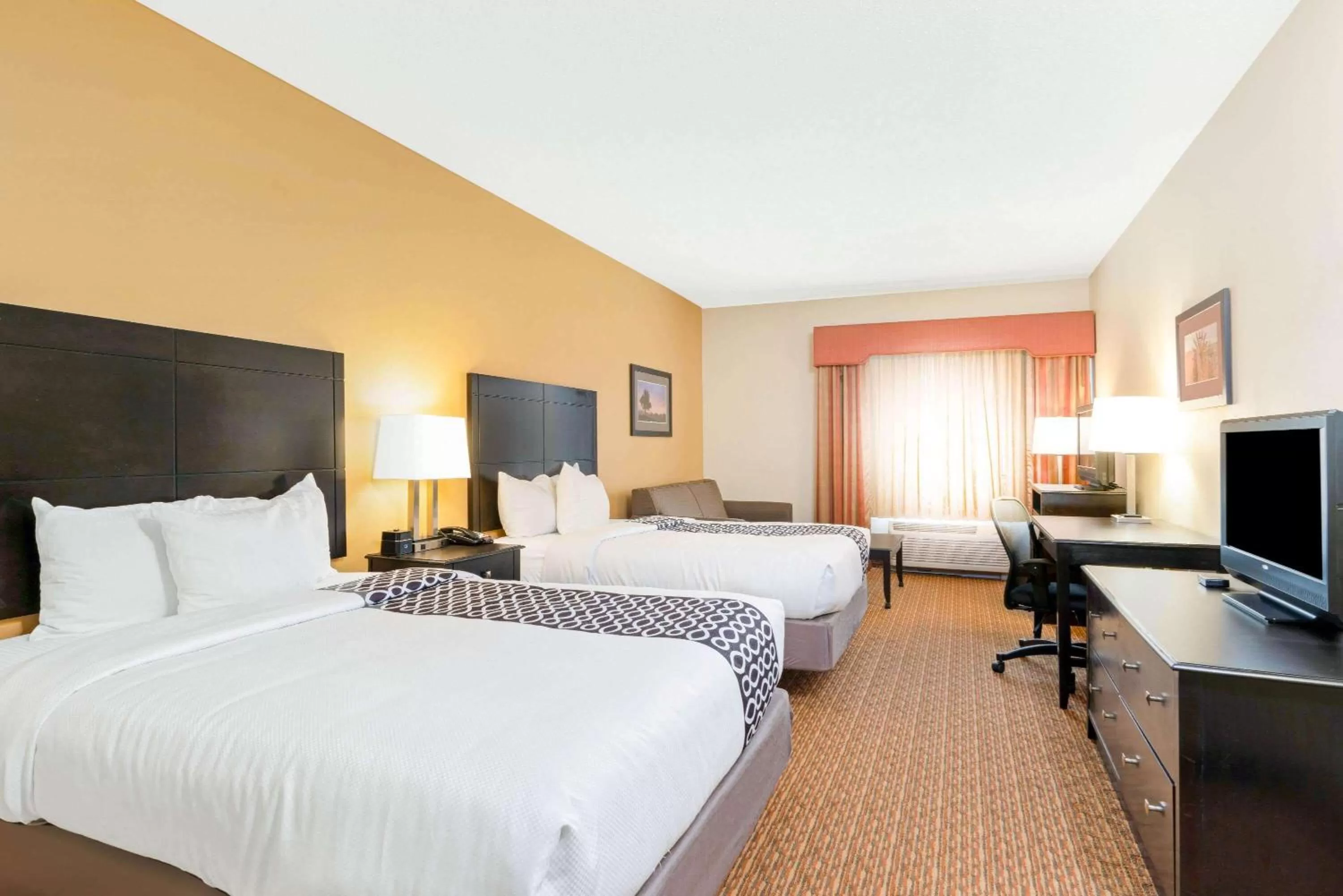 Photo of the whole room, Bed in La Quinta by Wyndham Stillwater -University Area