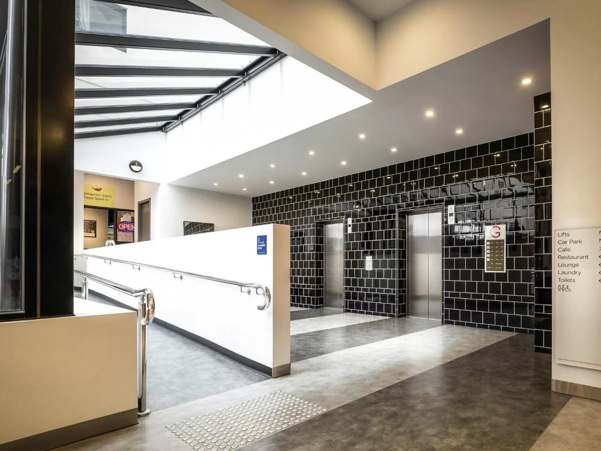 acessibility in Essence Hotel Carlton