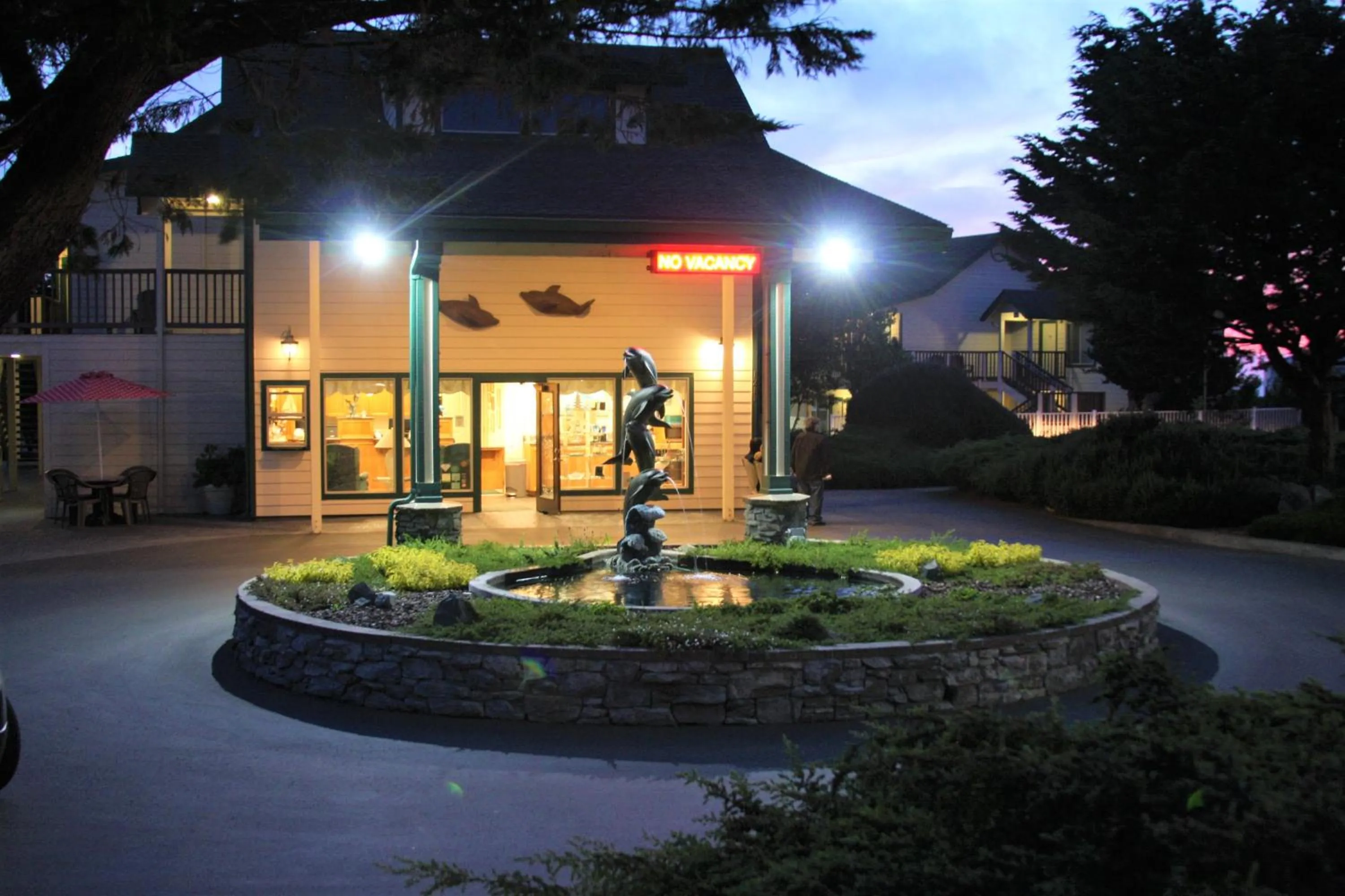 Emerald Dolphin Inn & Mini Golf