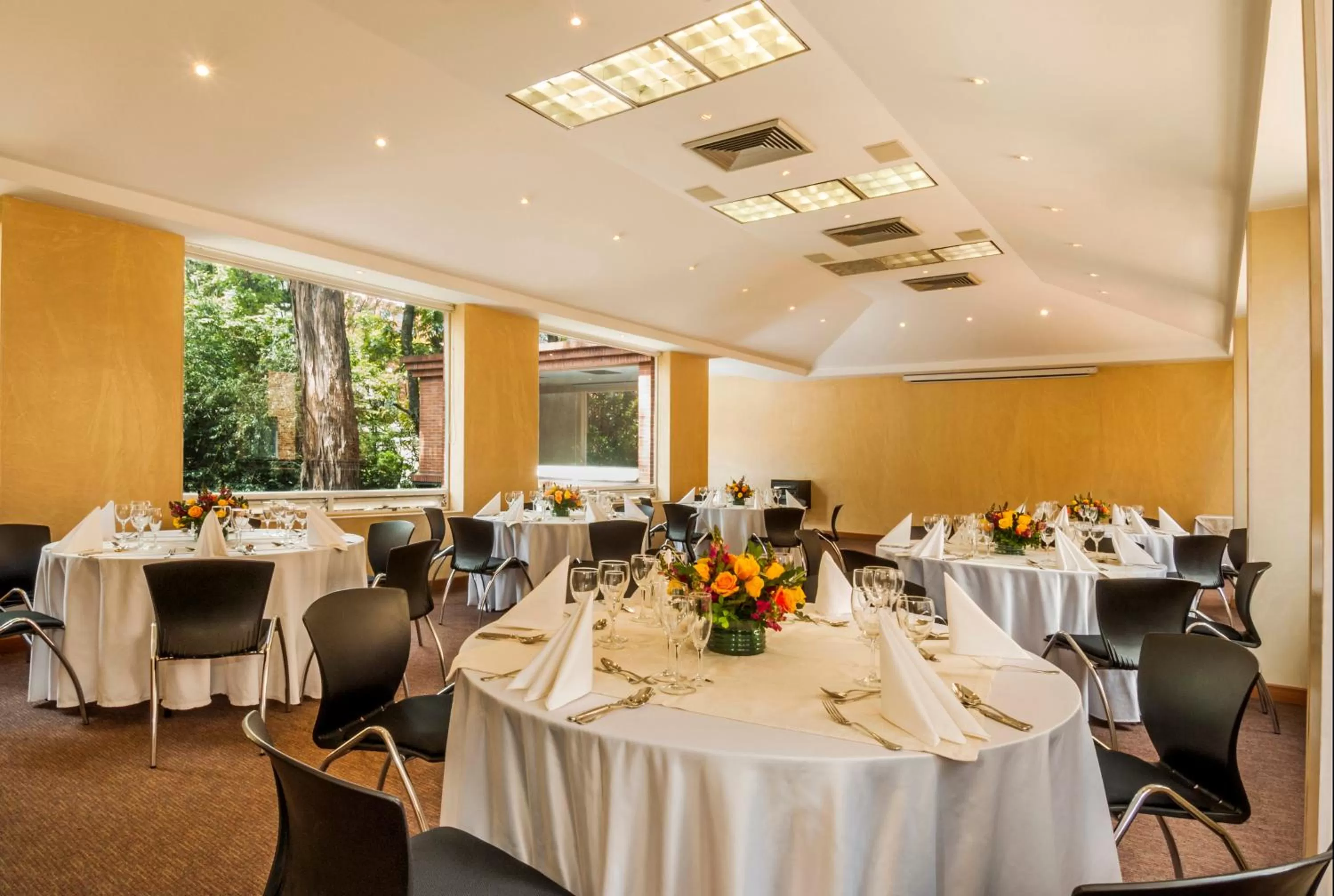 Restaurant/places to eat in Hotel Portón de la Cabrera