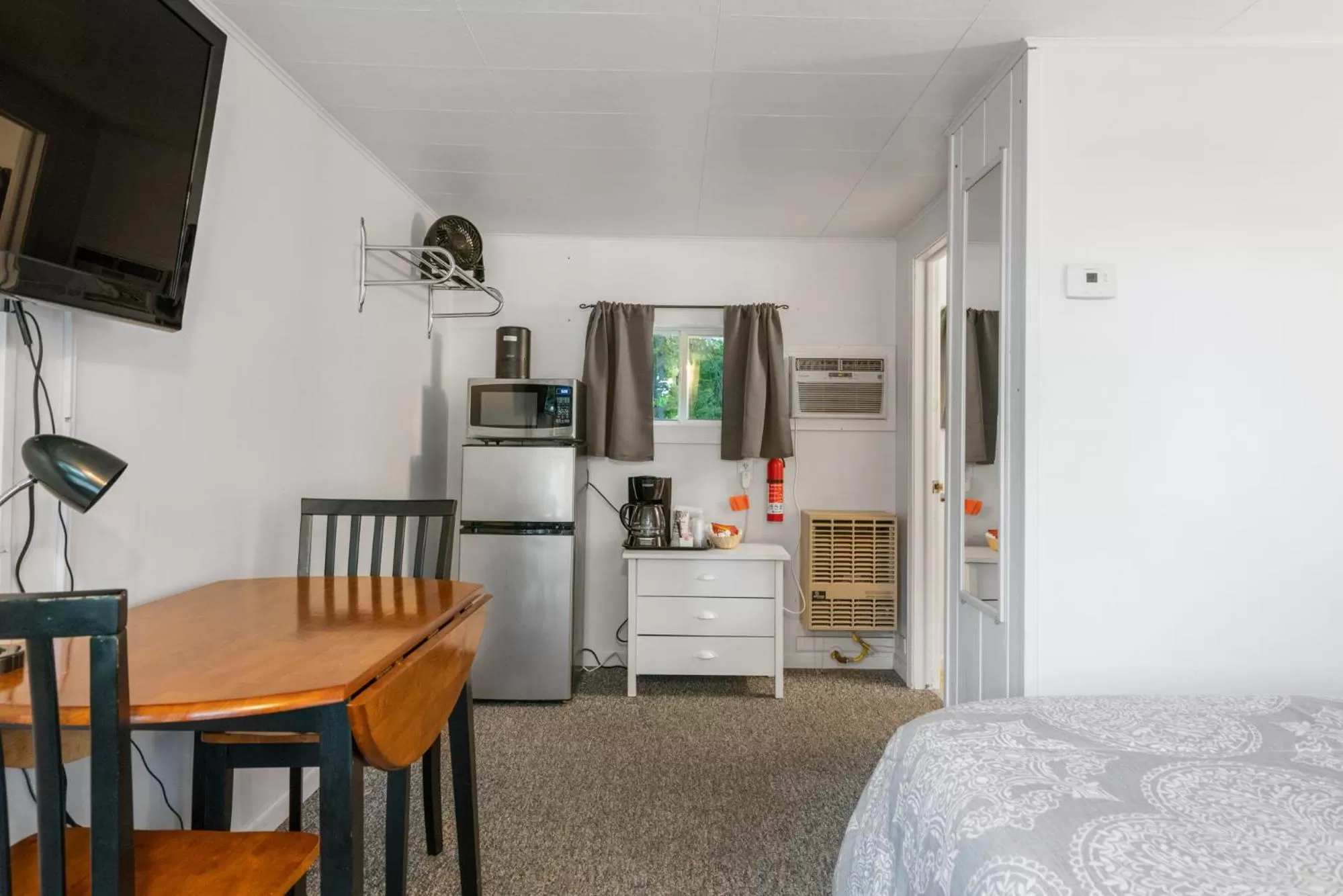 Kitchen or kitchenette, TV/Entertainment Center in South Arm Retreats