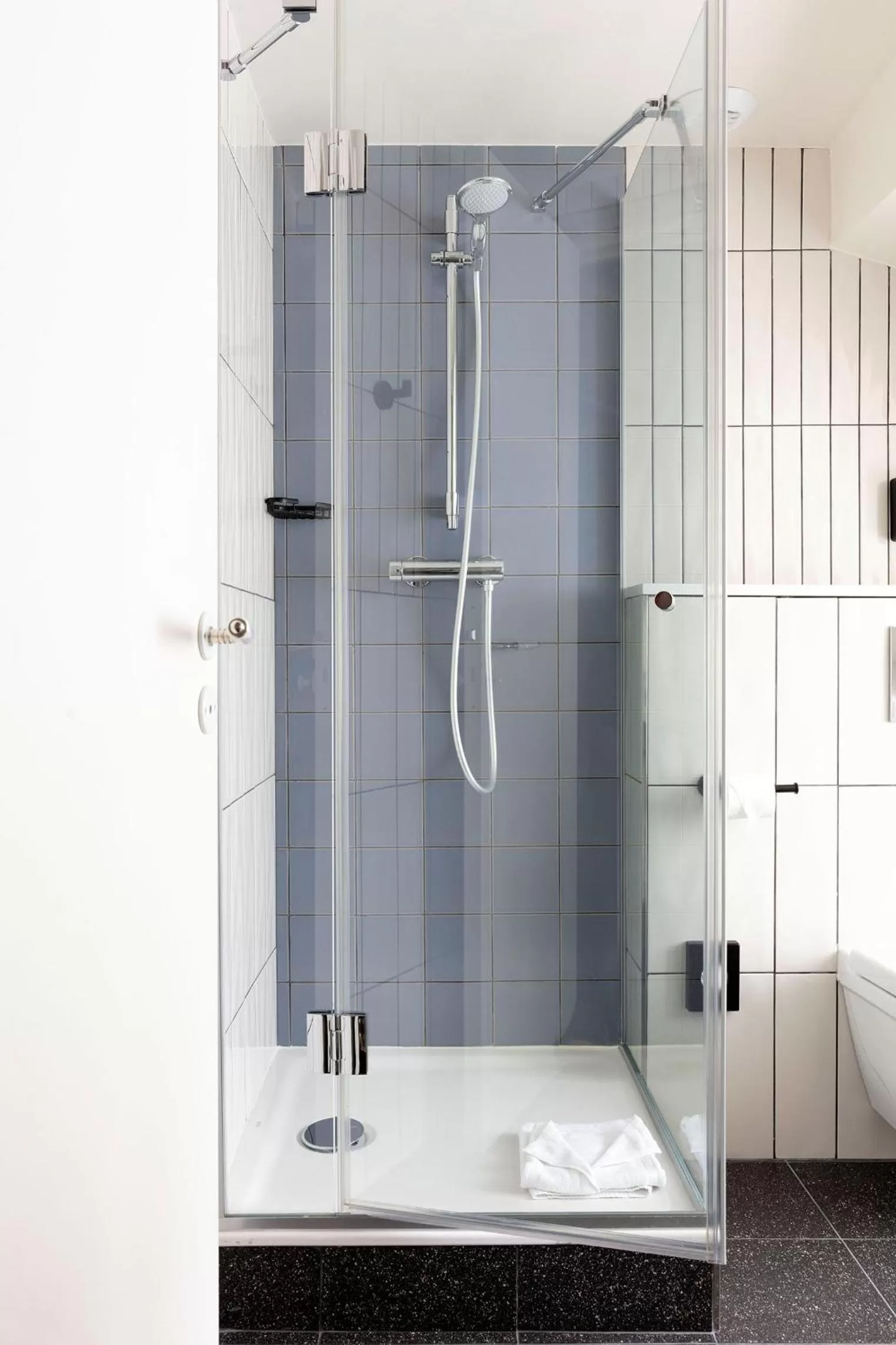 Shower in Hotel Bastille Speria