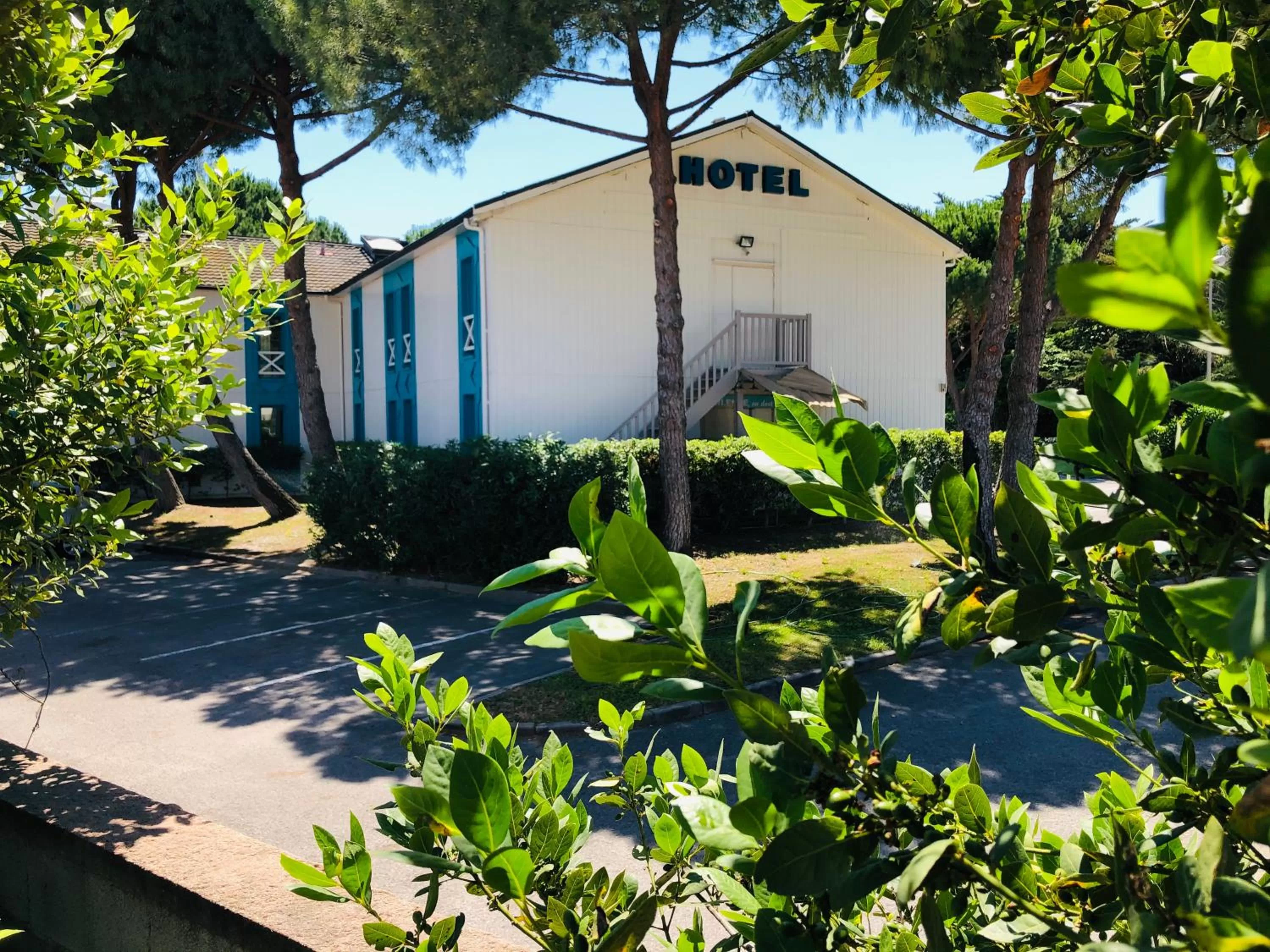 Facade/entrance in HALT HOTEL - Choisissez l'Hôtellerie Indépendante