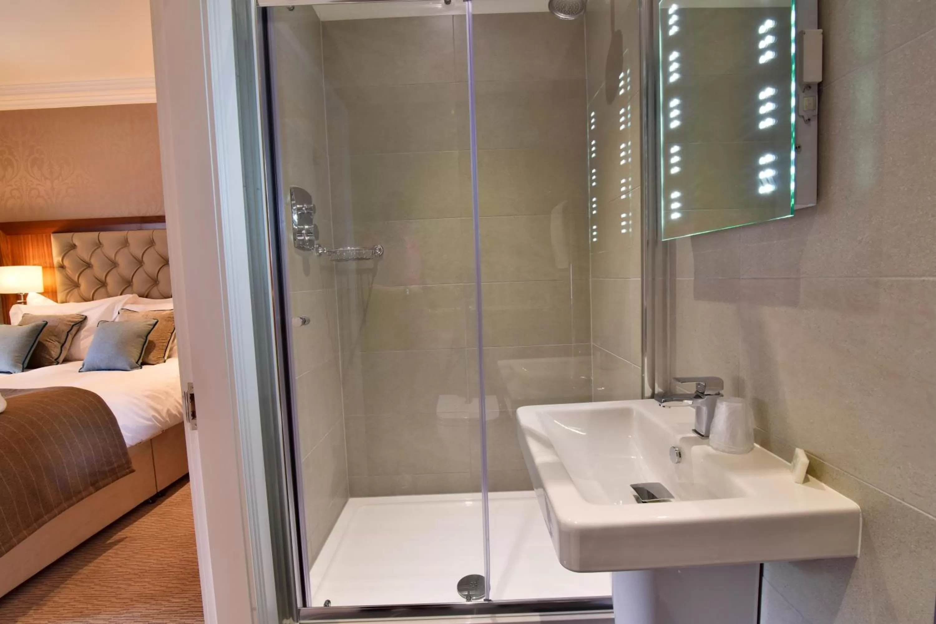 Shower, Bed in The Townhouse Aberfeldy - Rooms & Breakfast