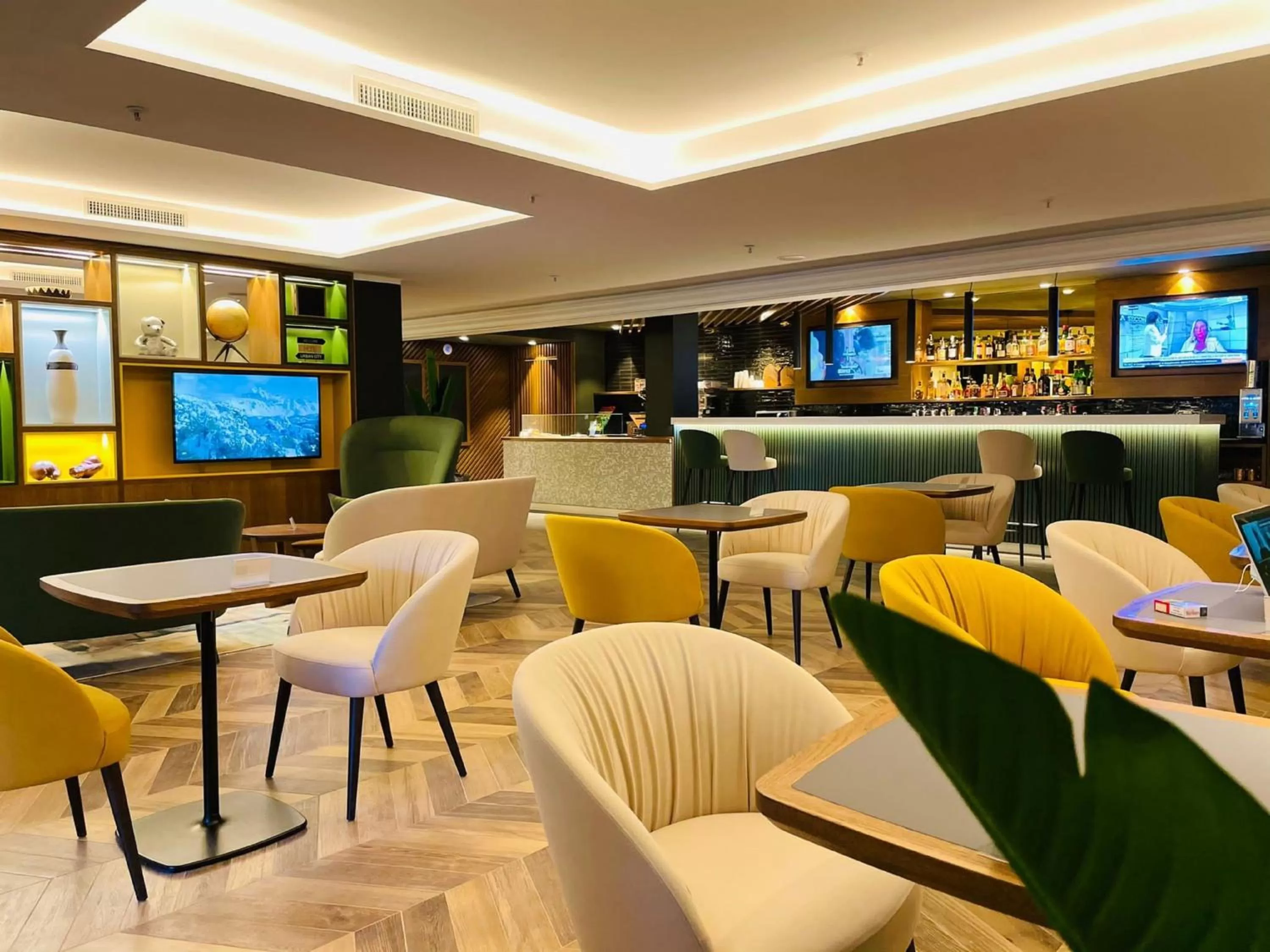 Lounge or bar in Holiday Inn Naples by IHG