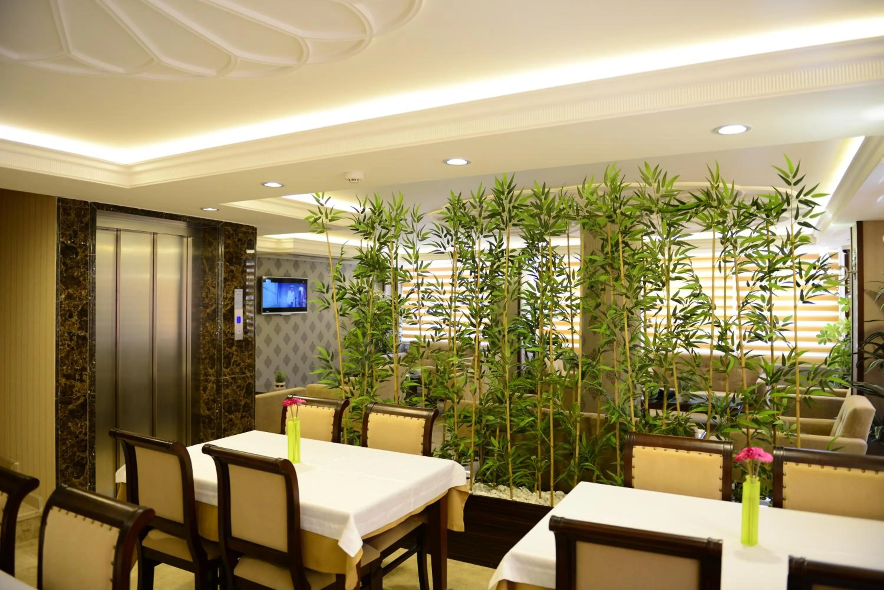 Restaurant/places to eat in Grand Bazaar Hotel