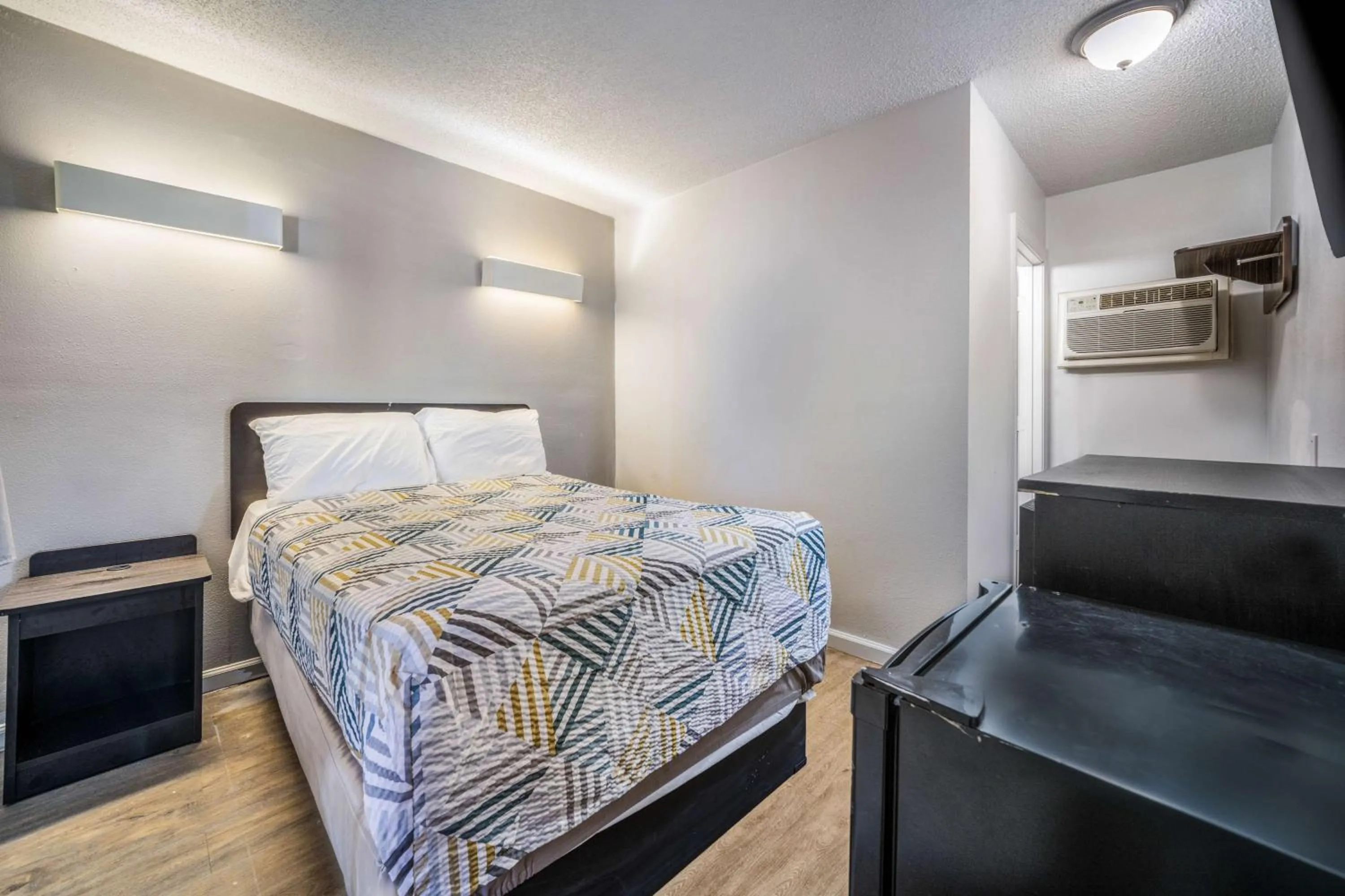 Photo of the whole room, Bed in Motel 6-Toms River, NJ