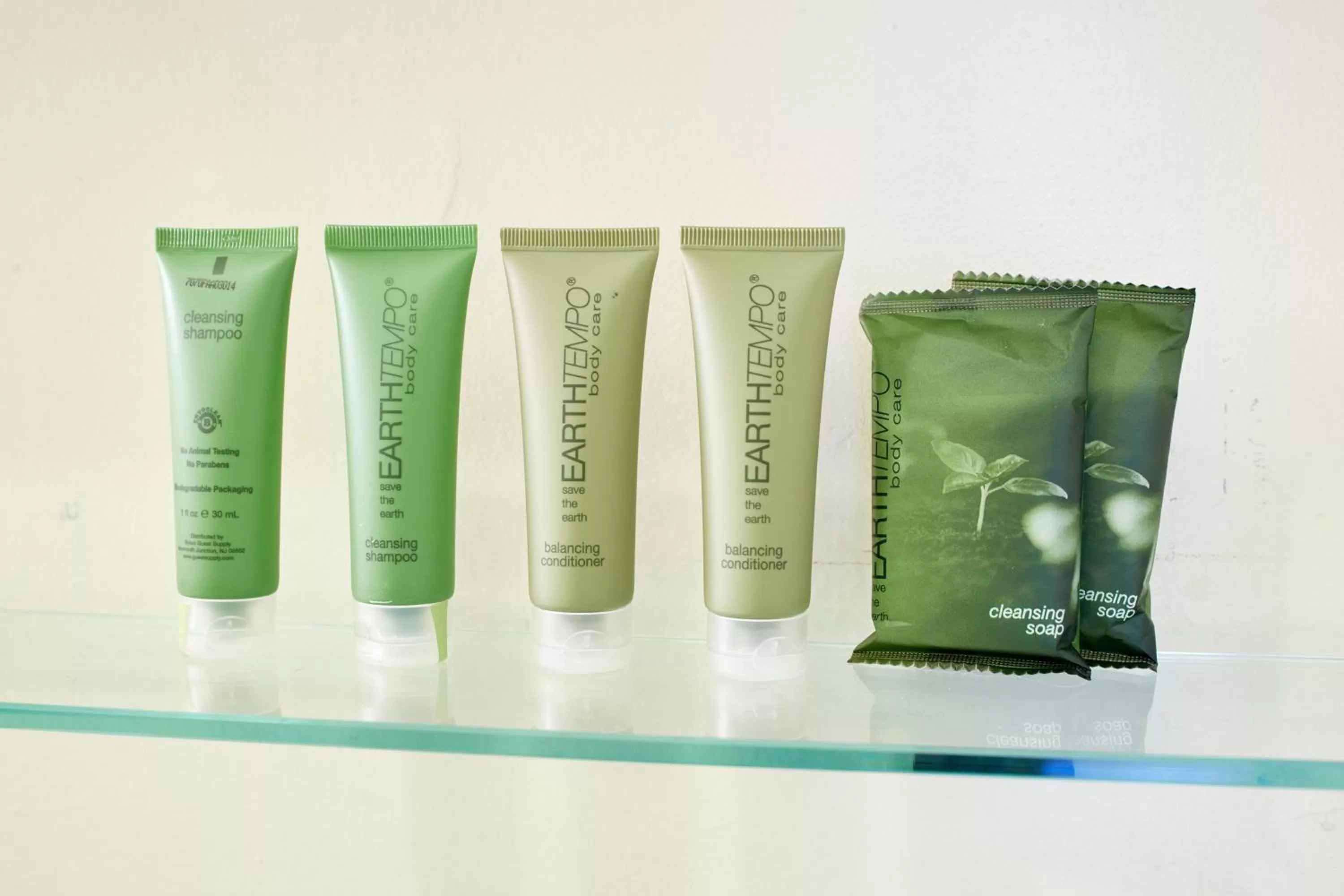 Bathroom in Pacific Marina Inn Airport