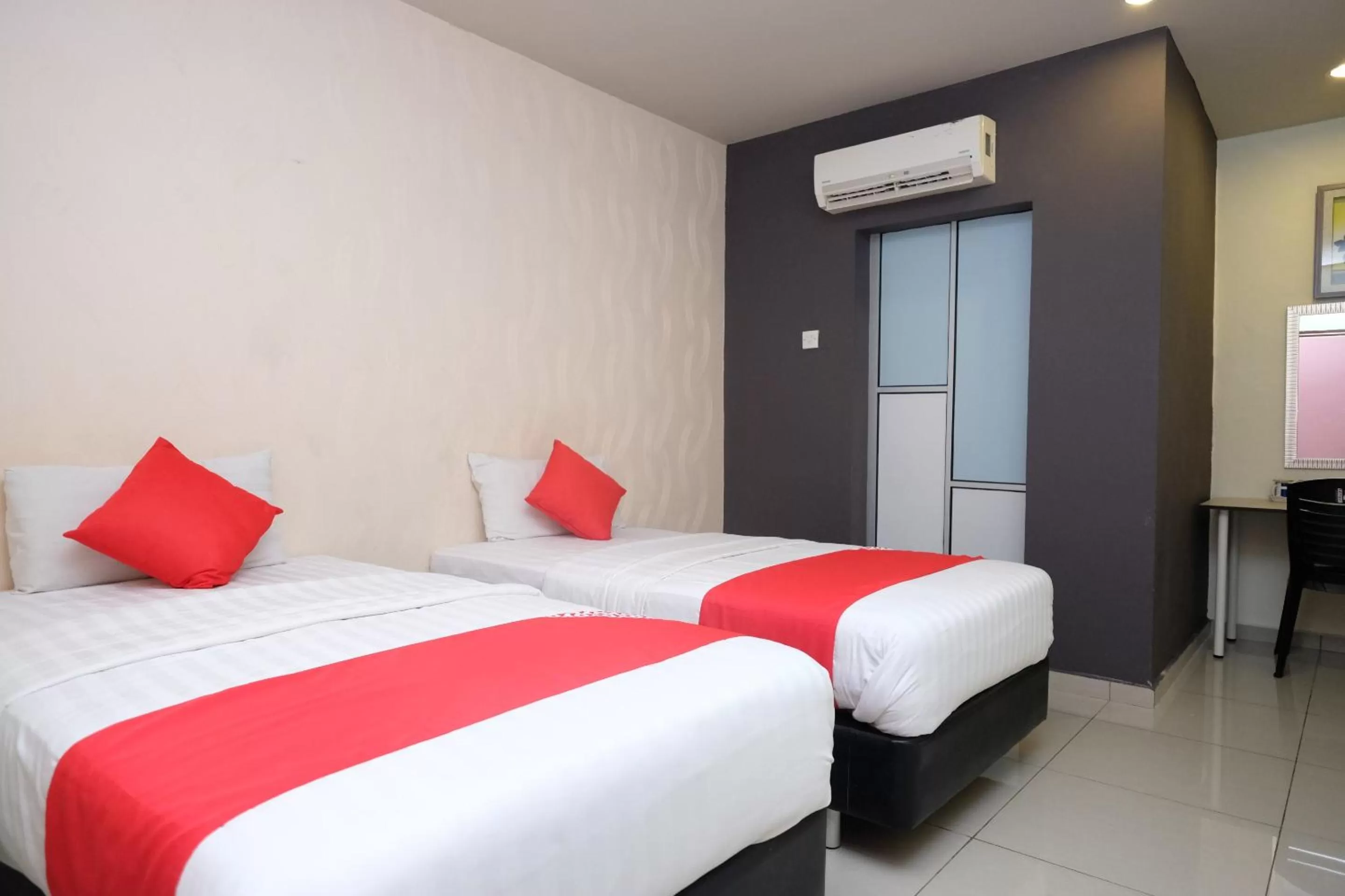 Photo of the whole room, Bed in Hotel De' Tees, Masai Utama