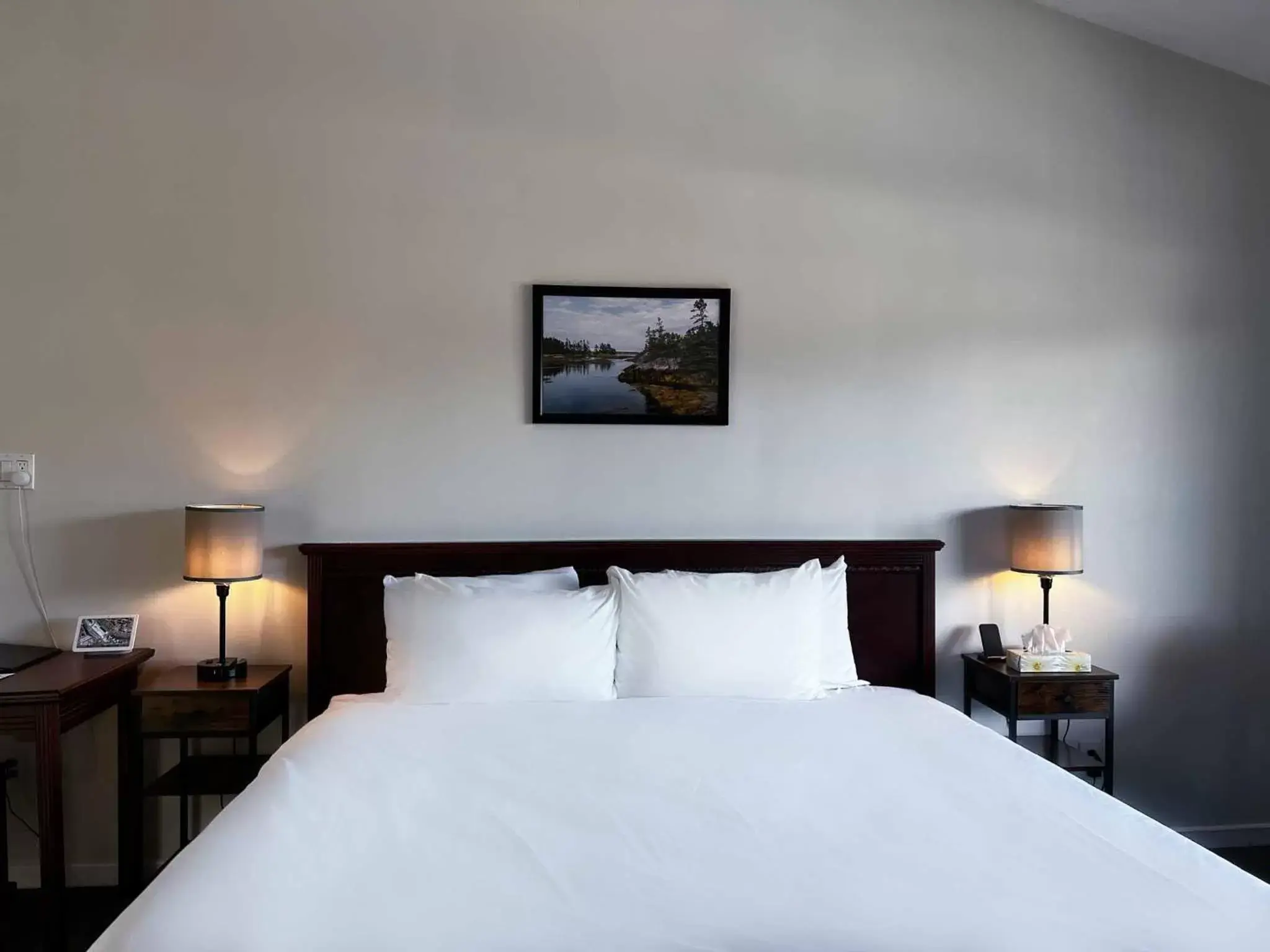 Superior King Room with Lake View in Inn at the Falls Superior King Room with Lake View in Inn at the Falls