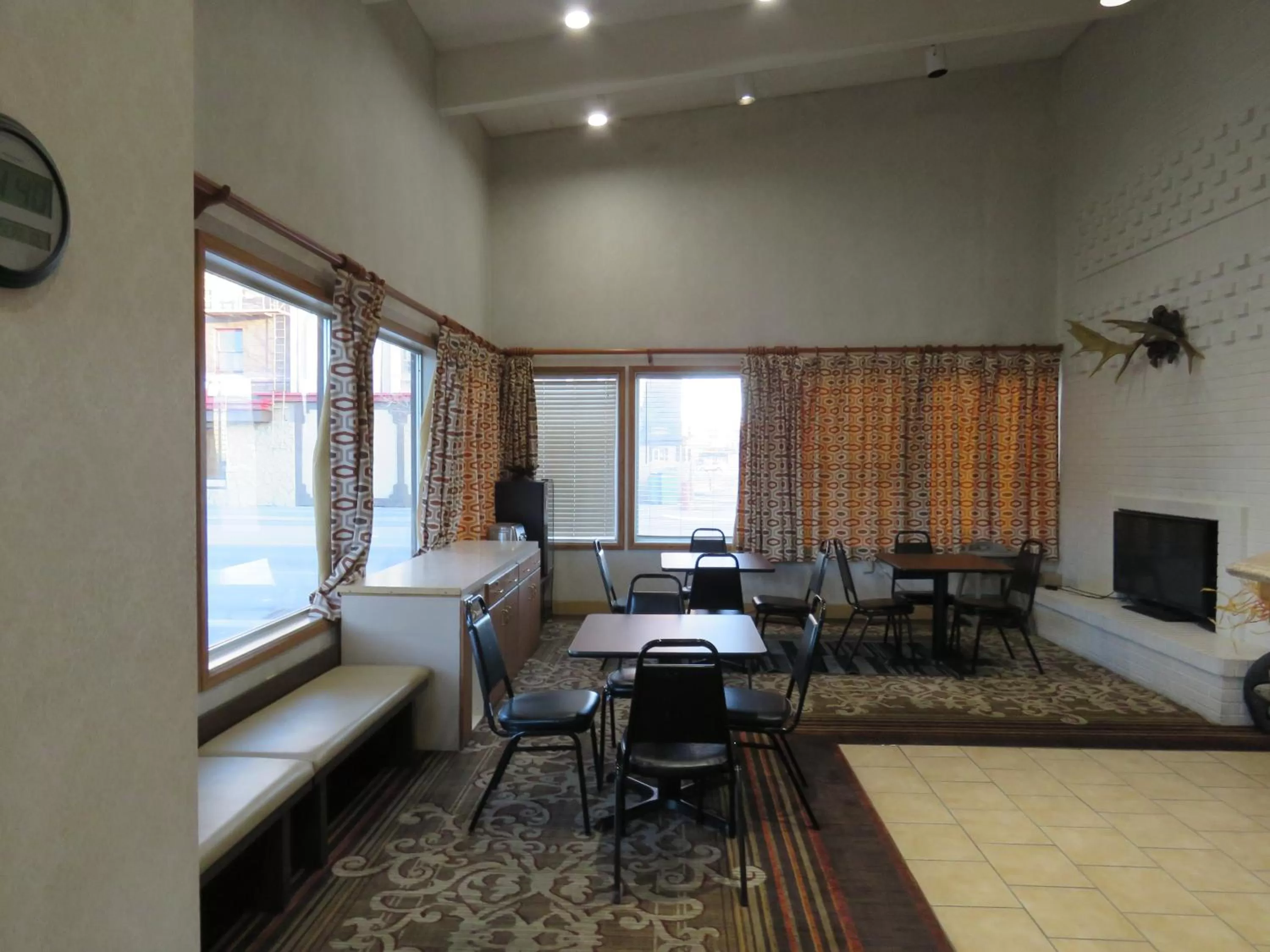 Breakfast in Thunderbird Motel