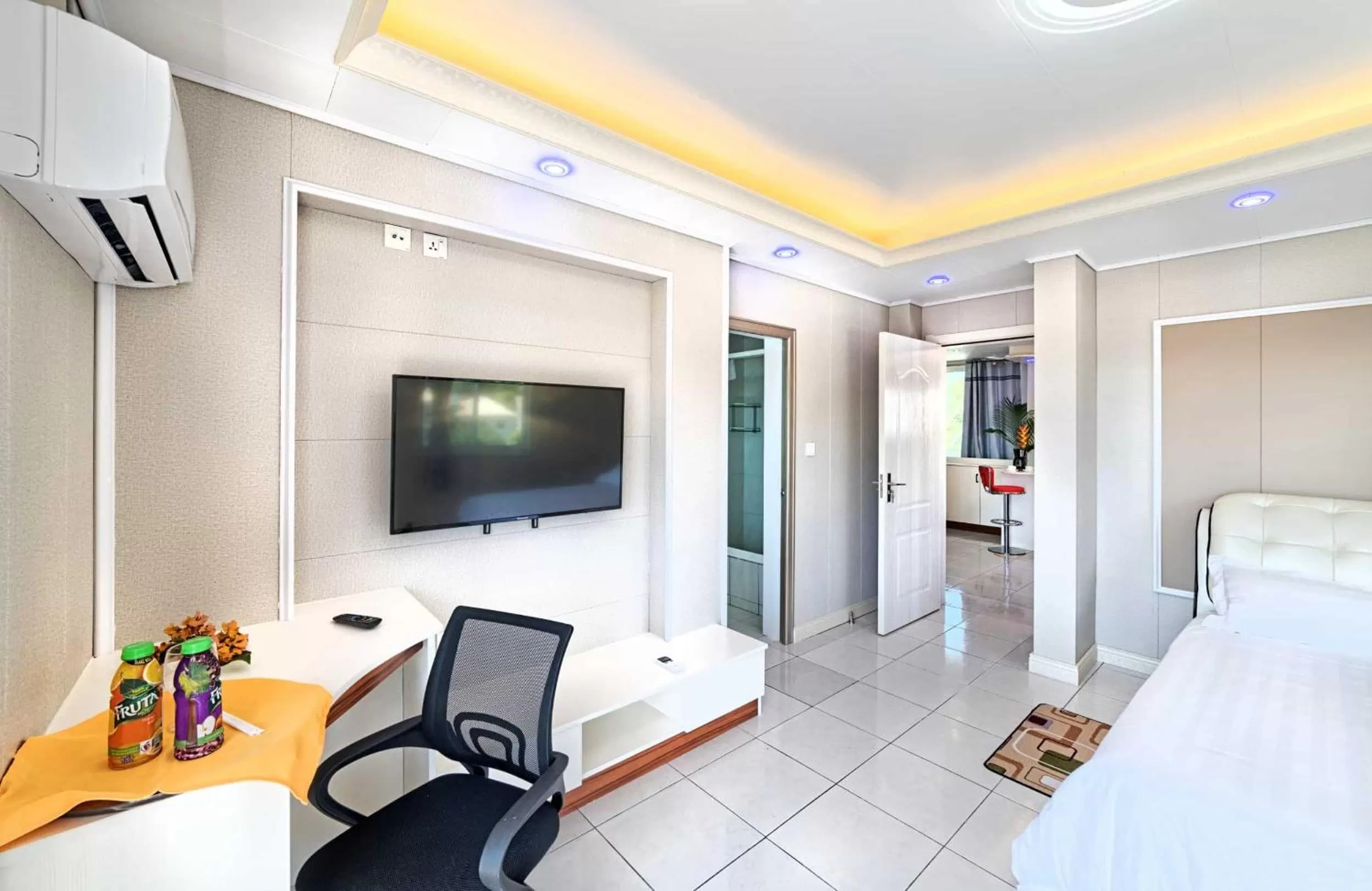 TV and multimedia, TV/Entertainment Center in Riverside Hotel